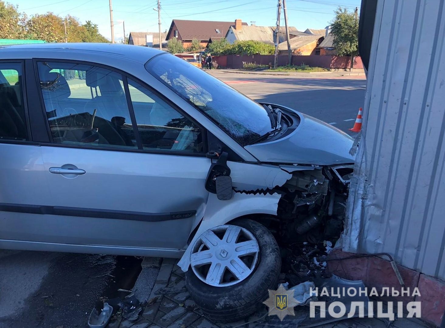 У Вінниці водій Renault збив чоловіка на тротуарі