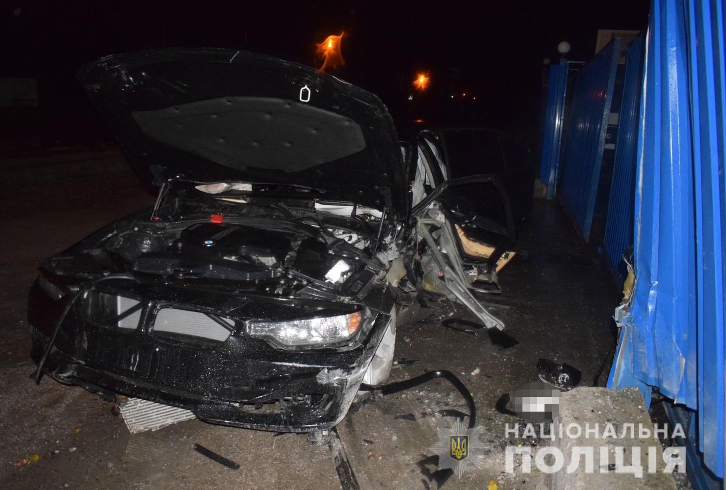 У Вінниці BMW в'їхало у паркан - водійка загинула, пасажир у лікарні