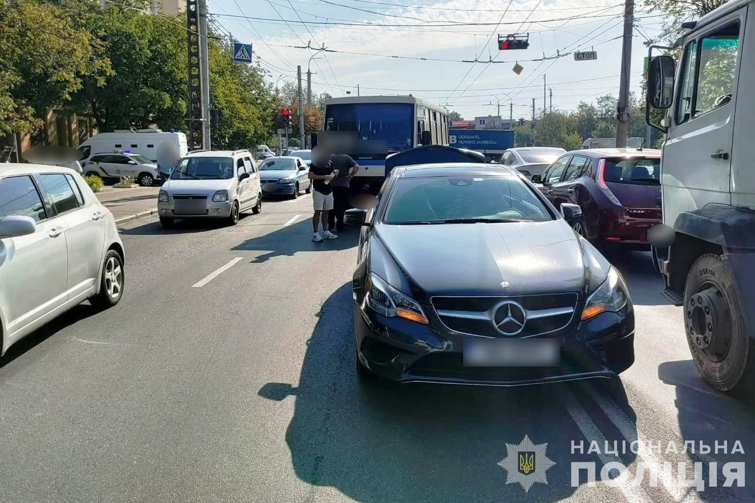 У Вінниці водій автобуса в'їхав у Mercedes - його водійку доправили до лікарні