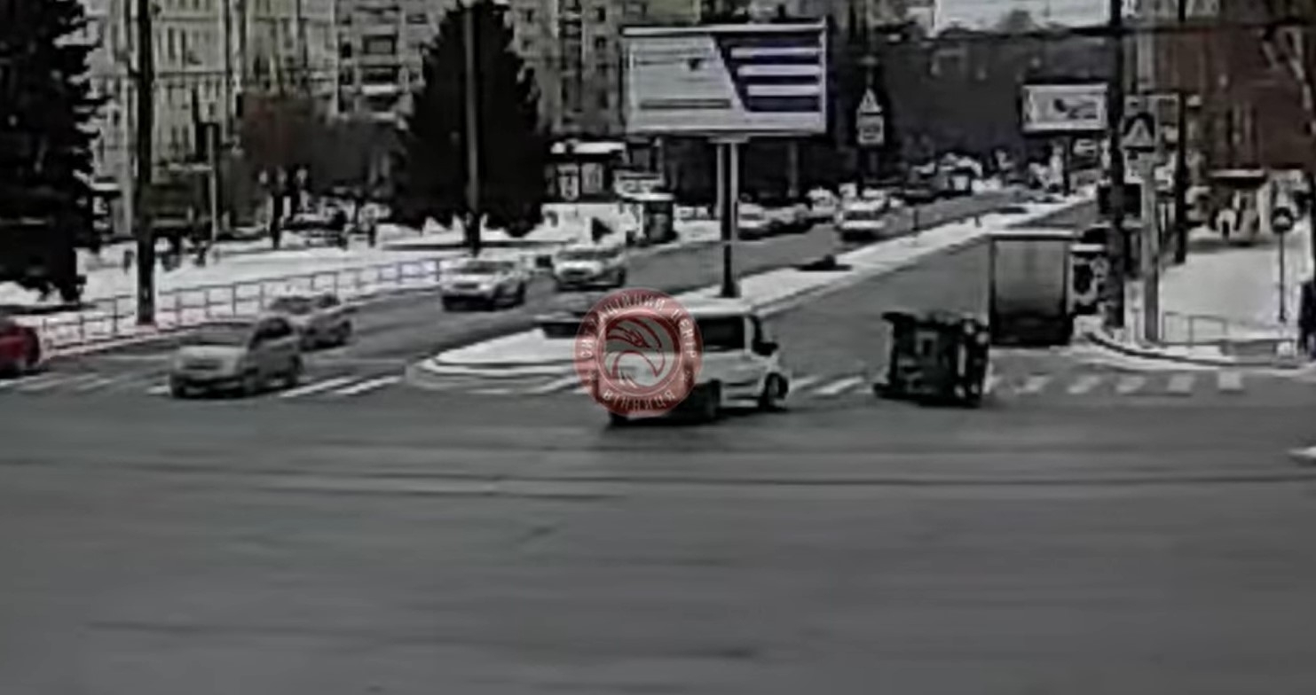 Аварія у Вінниці від удару Suzuki перекинувся