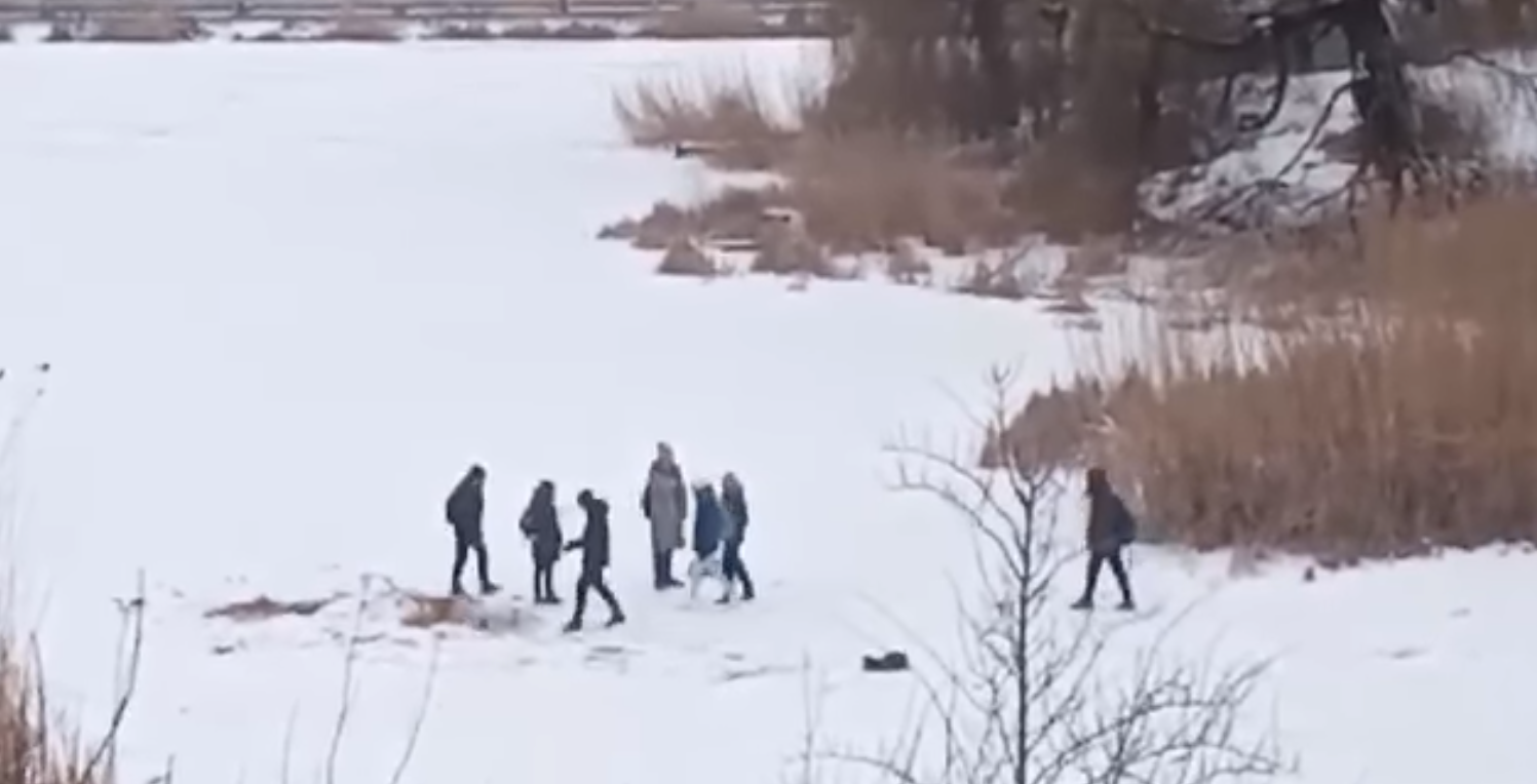 У Калинівці діти влаштували небезпечні ігри на замерзлому ставку