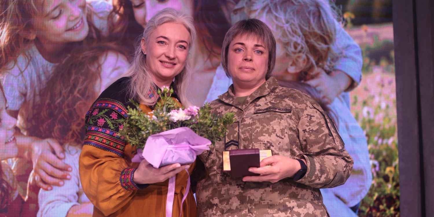 Мама в «пікселі»: у Вінниці нагородили жінку-військову, яка виховує п’ятьох дітей