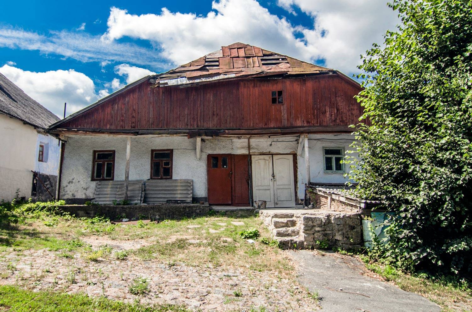 Єдині в сіті на Вінниччині дослідники знайшли унікальні єврейські надгробки
