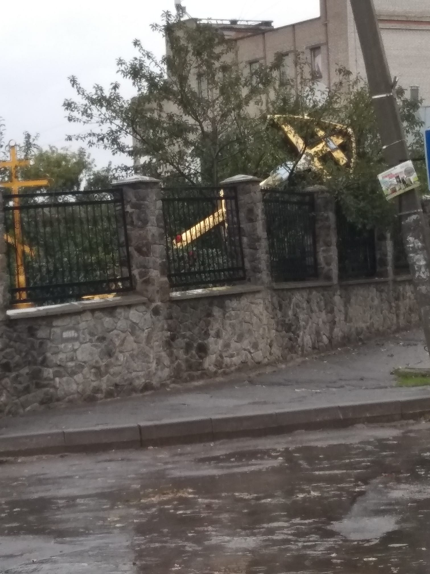У Барі буревій валив хрести й розкрив дах Автовокзалу
