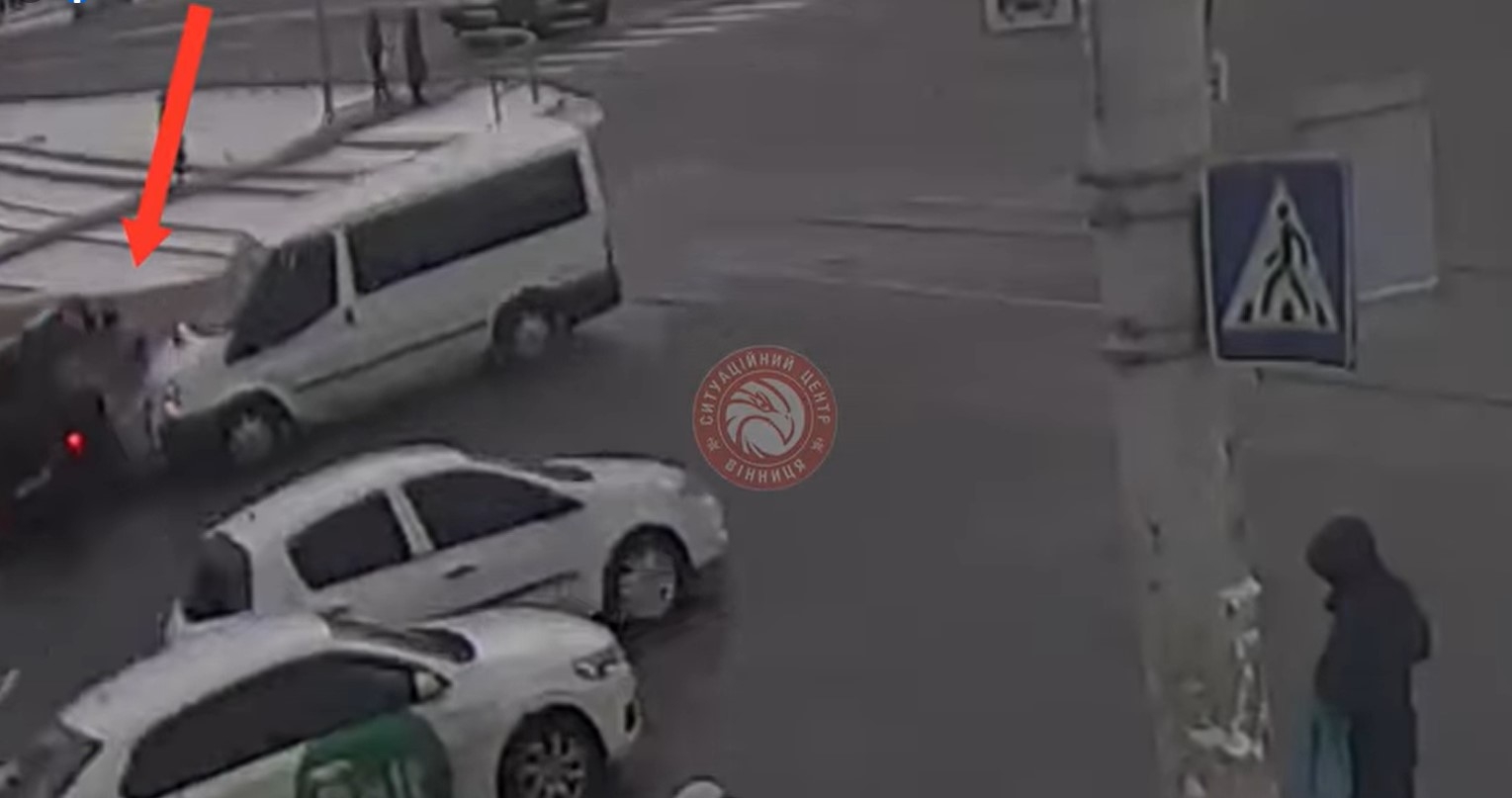 Аварія у Вінниці від удару Suzuki перекинувся