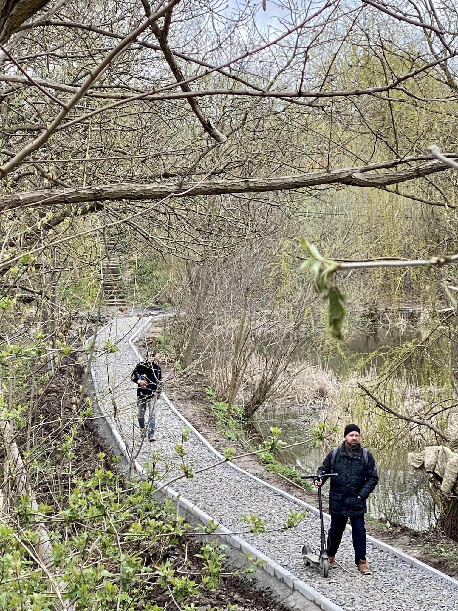 Доріжка та сходи: у Вінницьких Хуторах облаштовують алею між ставками