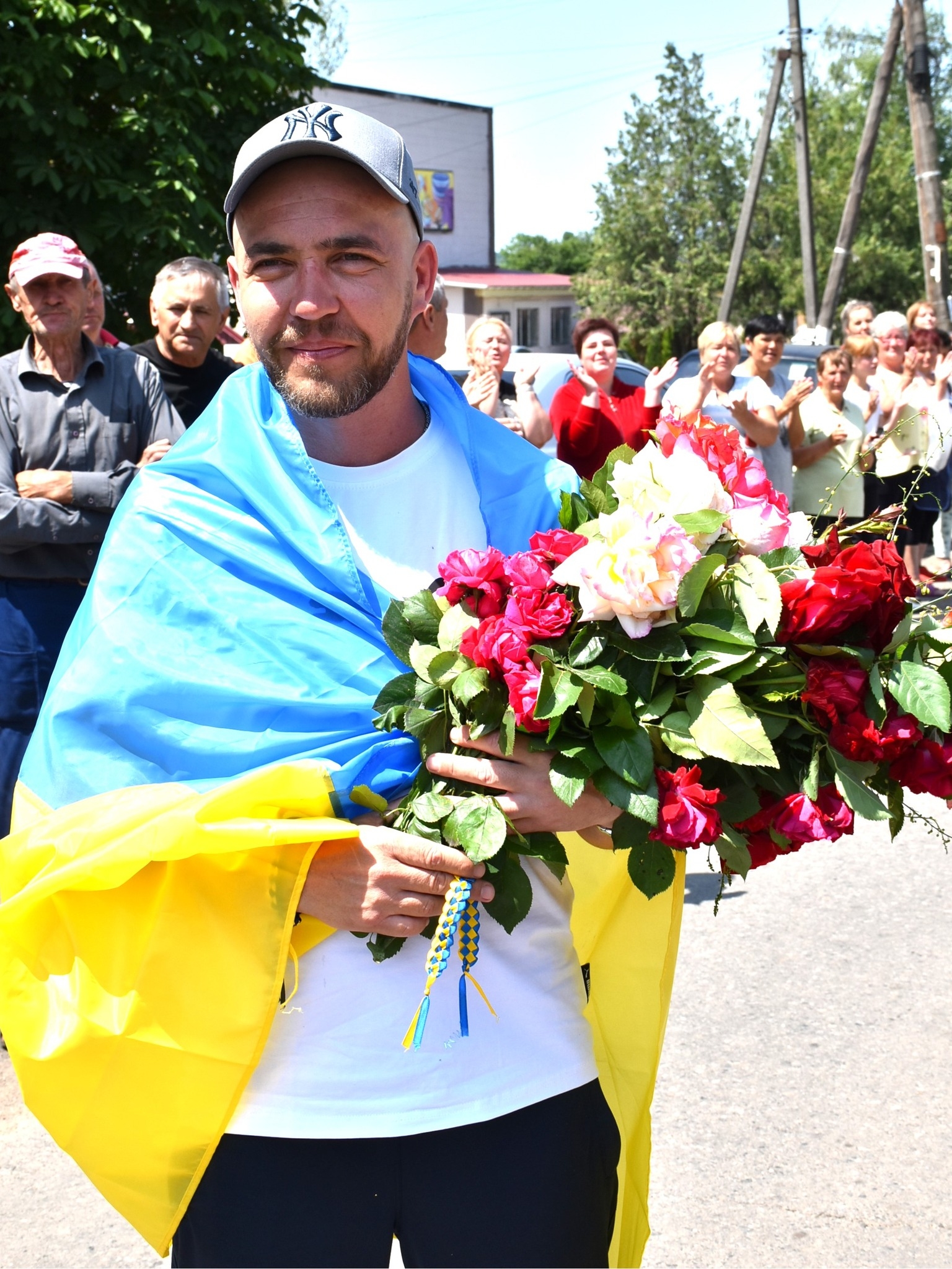 У Тростянецькій громаді квітами зустріли земляка, який повернувся з полону