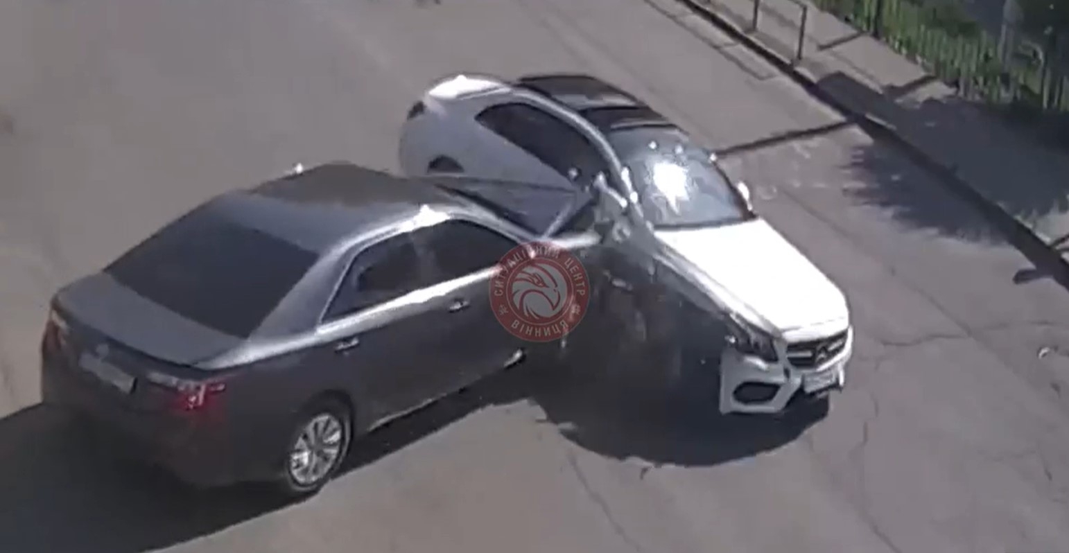 Аварія у Вінниці водій Toyota не надав перевагу у русі Mercedes