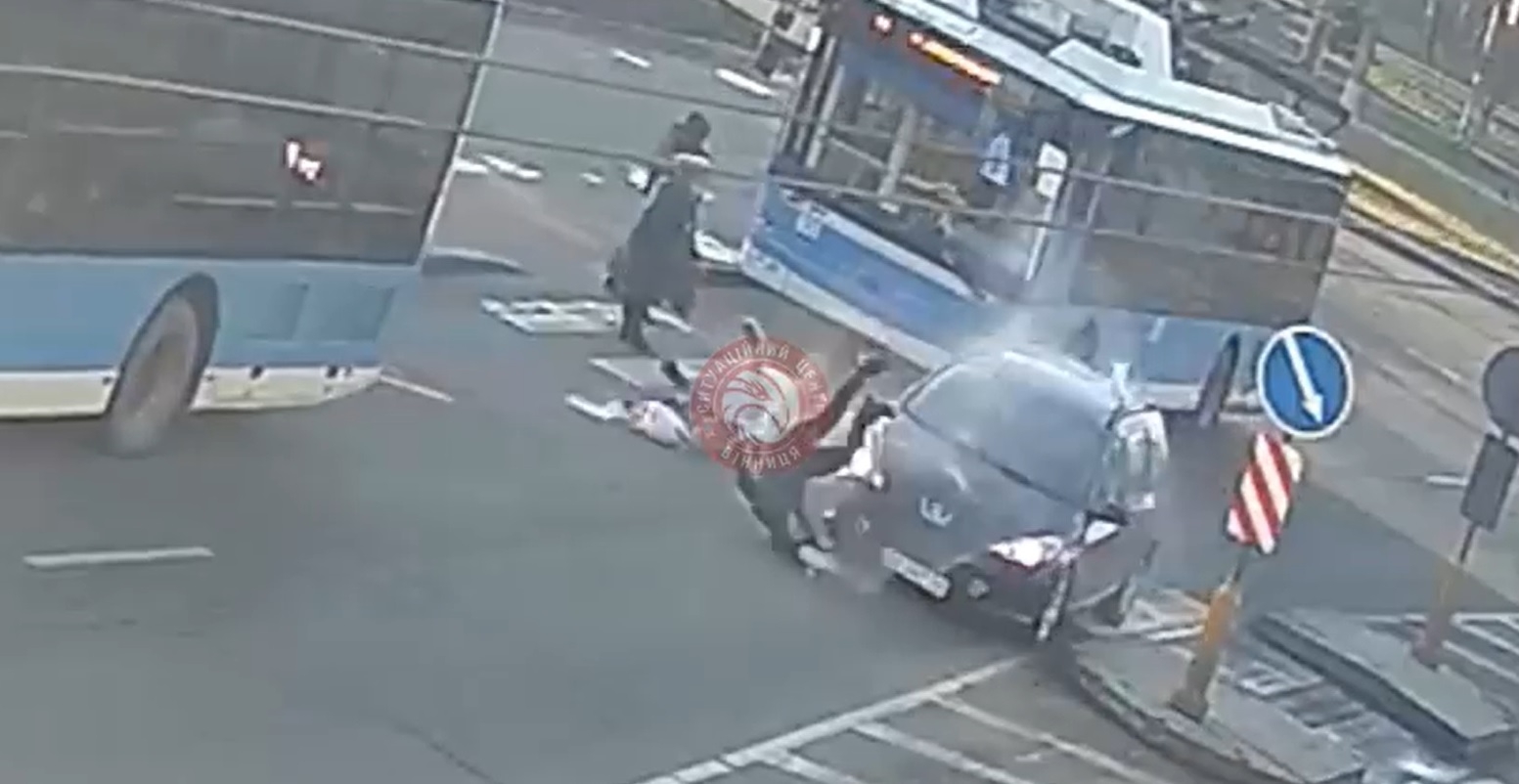 У Вінниці водій Peugeot збив чоловіка та жінку на переході 