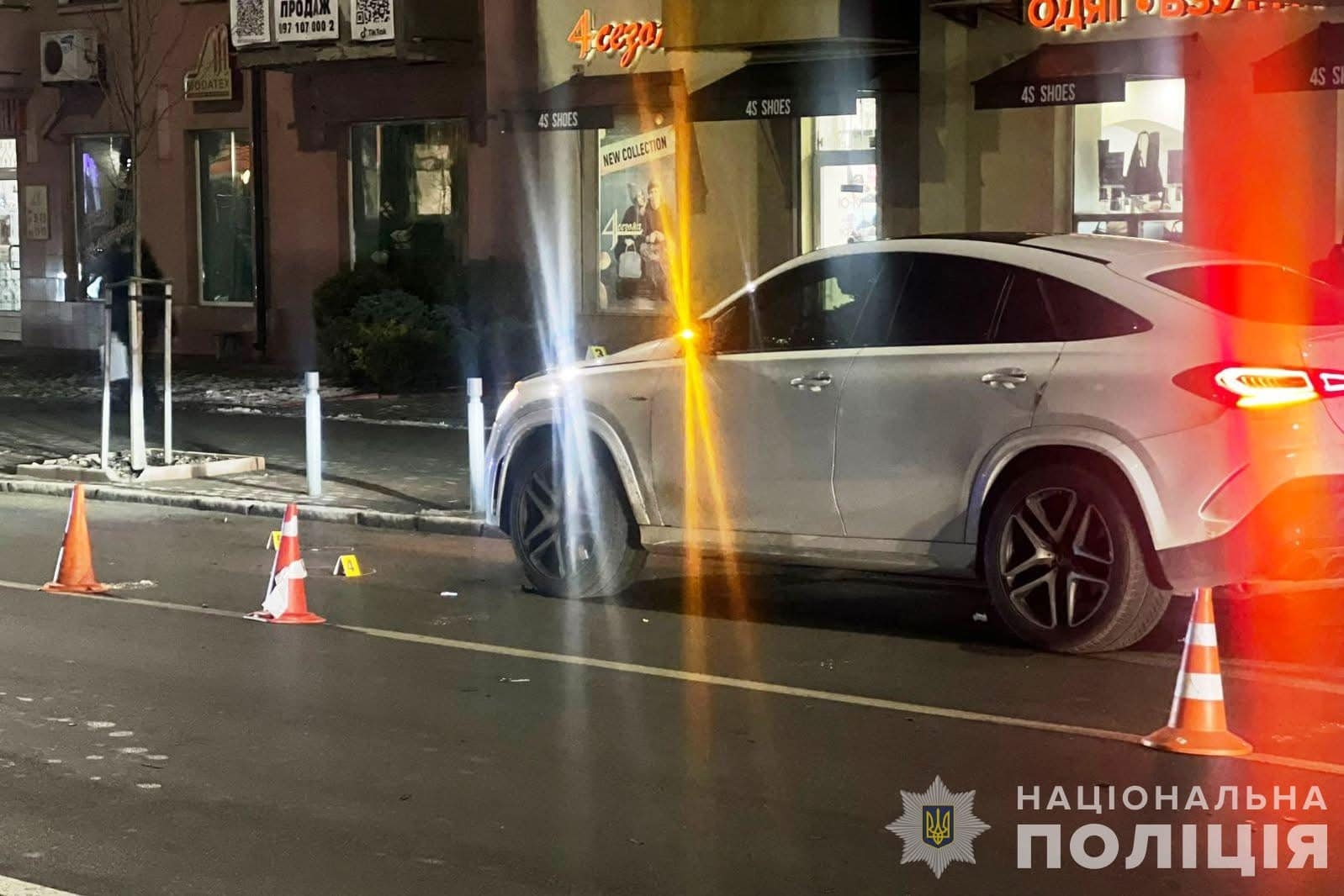 Резонансне ДТП: у центрі Вінниці водій Mercedes збив на переході двох 19-річних дівчат