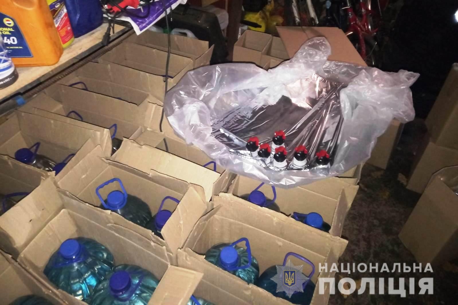 Житель Крижополя зберігав у гаражі понад тонну підпільної горілки та коньяку