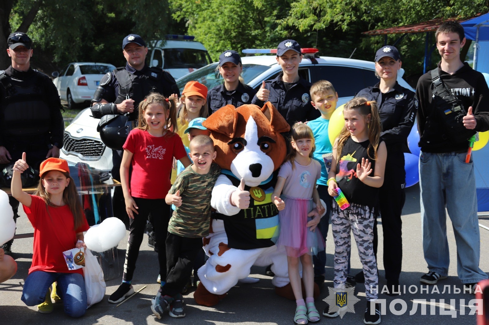 Вінницькі поліцейські, рятувальники та волонтери привітали малюків із Днем захисту прав дітей