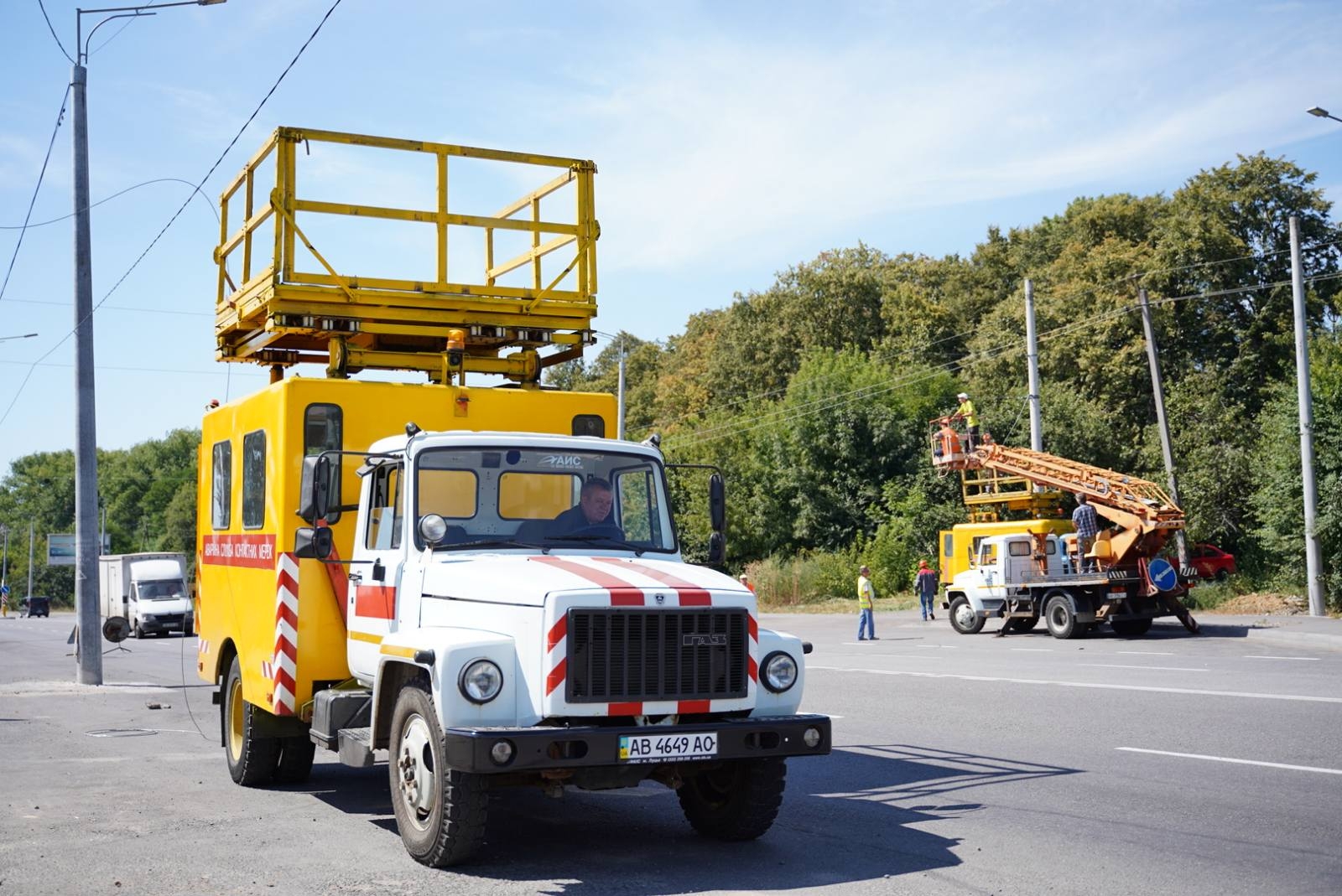 Вже другий тиждень транспортні бригади працюють над прокладанням відрізку тролейбусної лінії номер 7 на Тяжилові у Вінниці