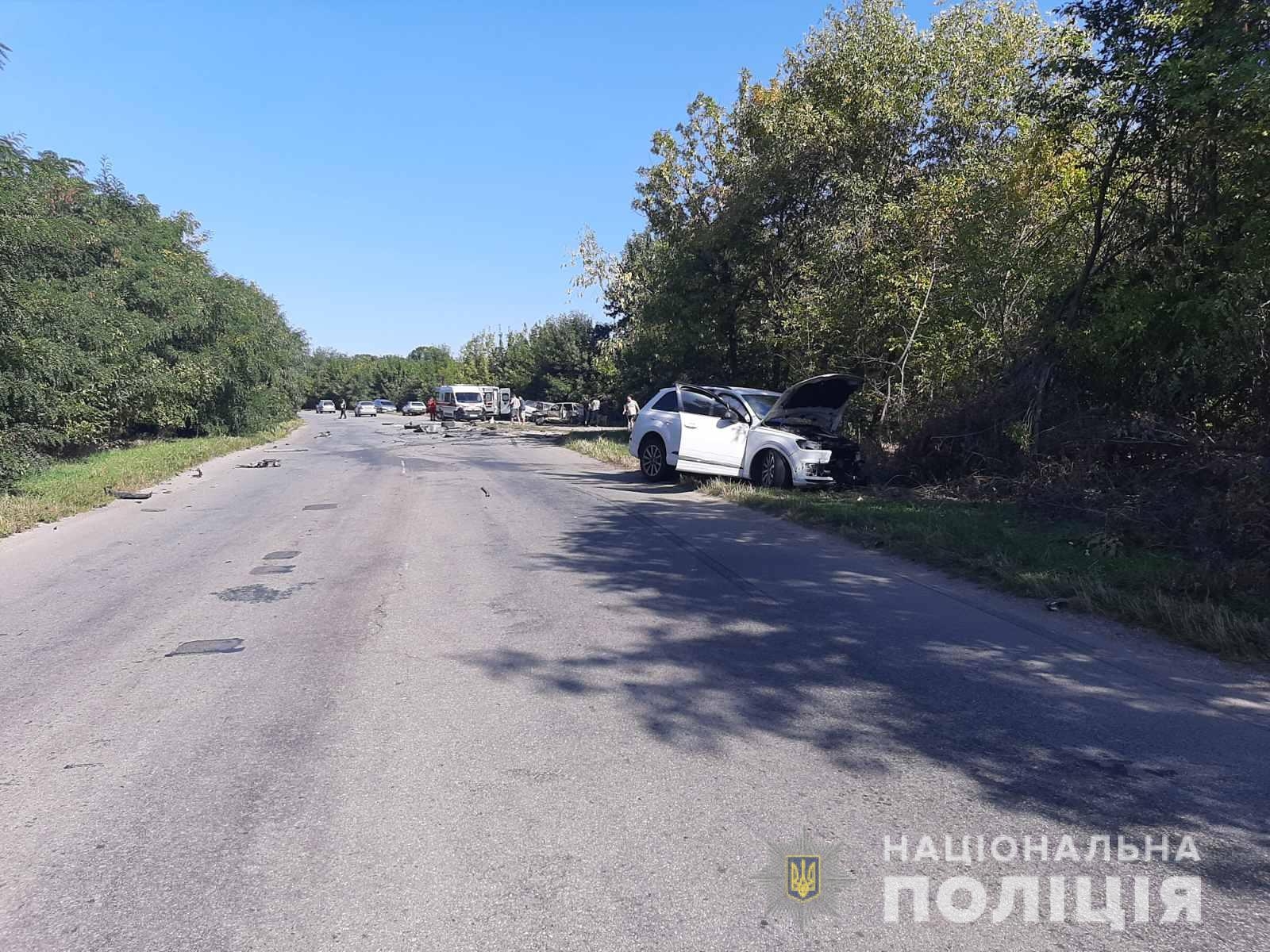 ДТП сталася вчора 19 вересня на автодорозі Турбів-Вінниця неподалік повороту на Козинці Липовецького району Вінницької області. Зіткнулися Audi Q-7, Volkswagen Passat та Opel.