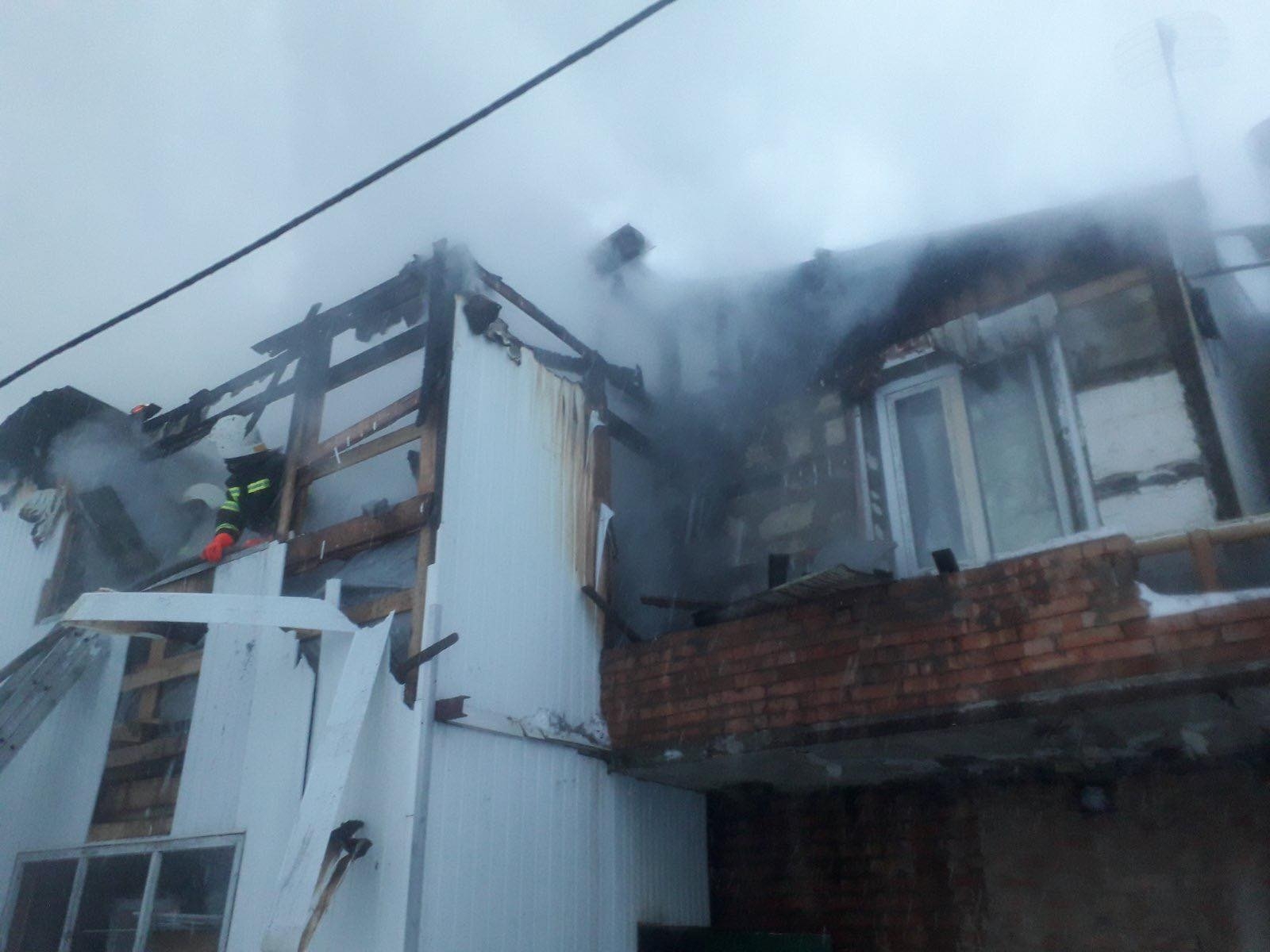 На вулиці Щукіна через пожежу в прибудові ледь не загорівся будинок