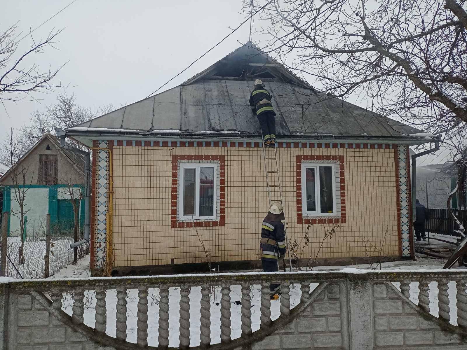 В Сутисках під час пожежі у будинку жінка отримала опіки обличчя