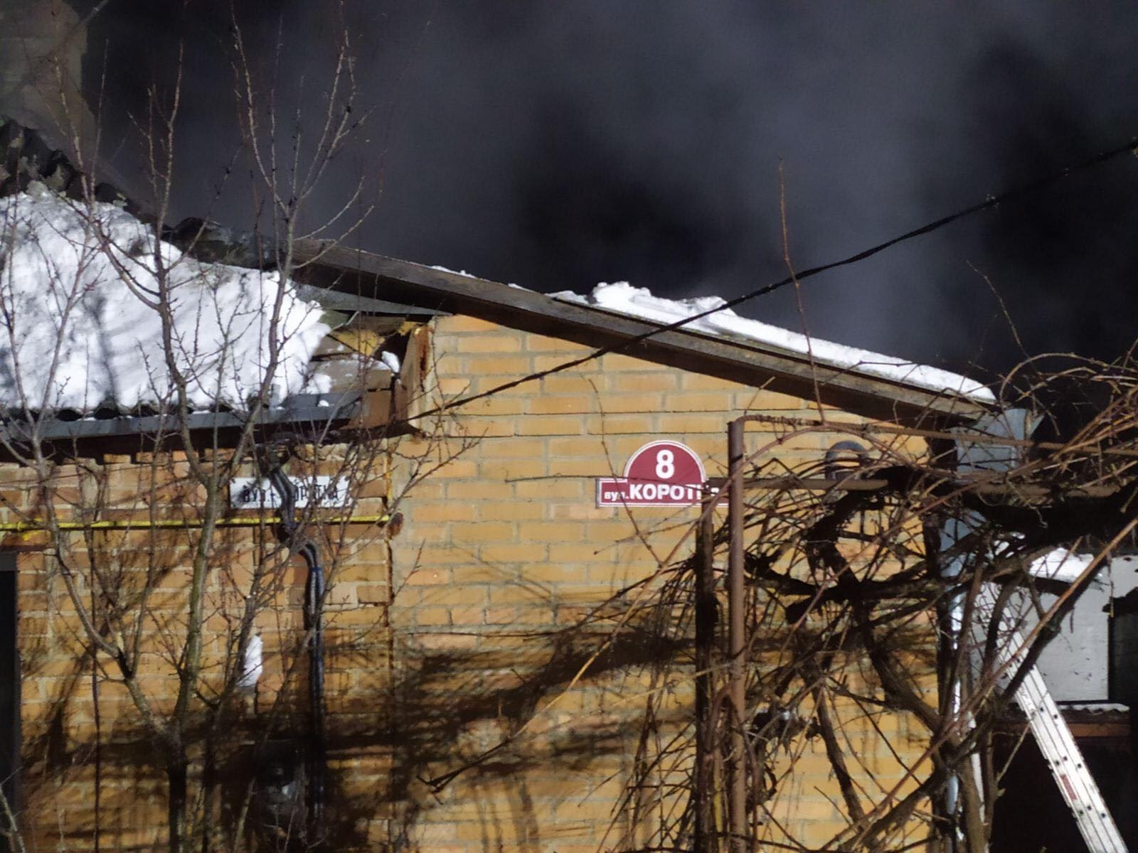 На Хуторі Шевченка у Вінниці вщент вигорів дах приватного будинку