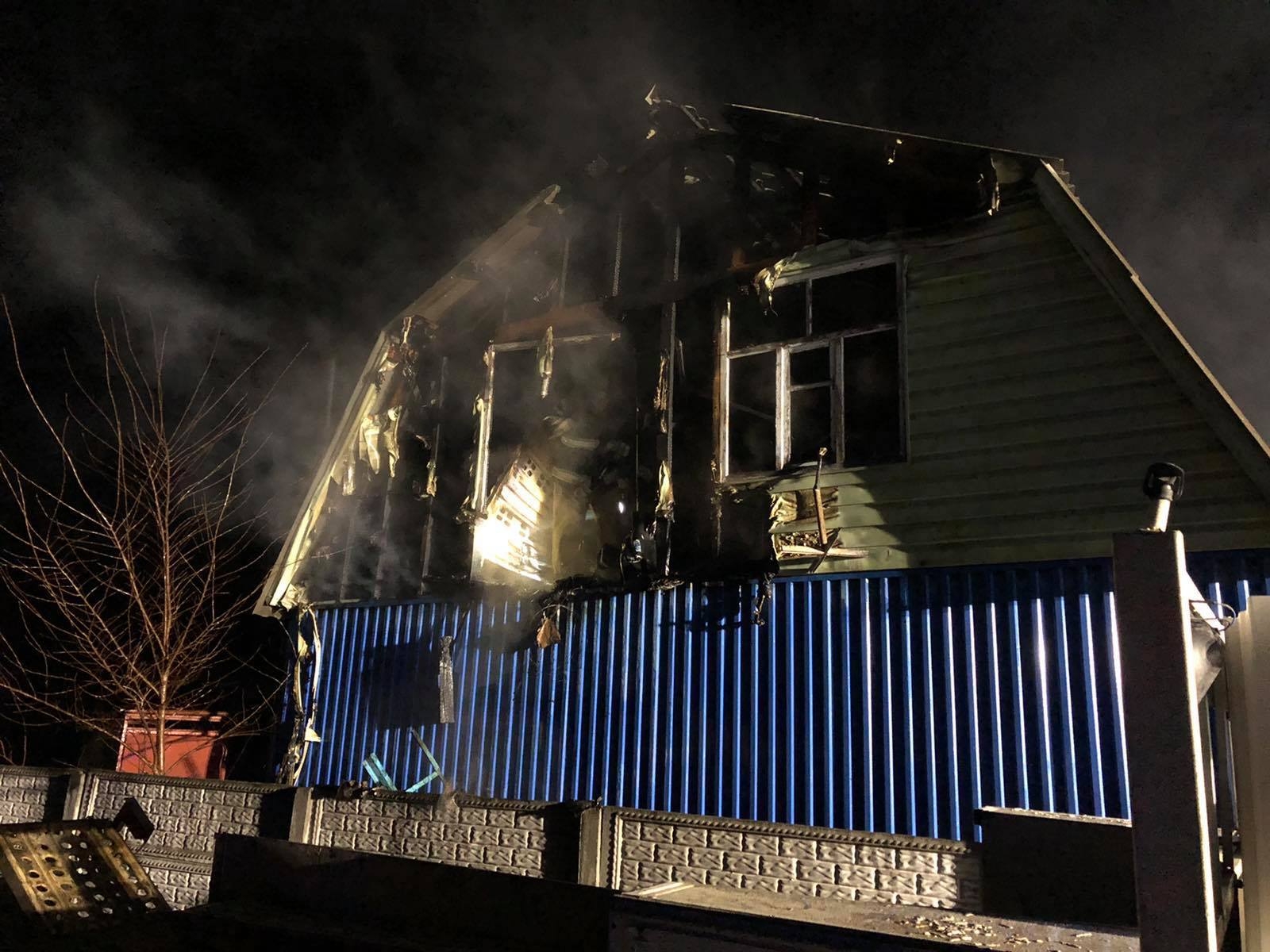 В Калинівці військові допомогли рятувальникам гасити пожежу в магазині автозапчастин