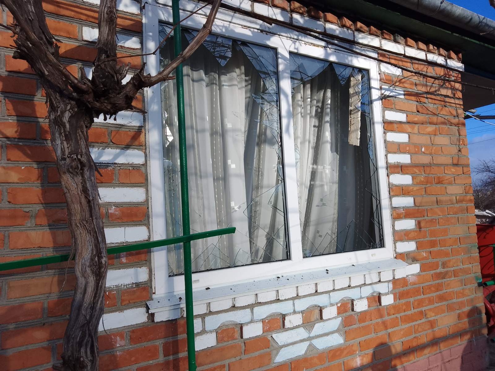 Даху немає, а на городі вирва - уламки "шахеда" пошкодили будинки на Вінниччині