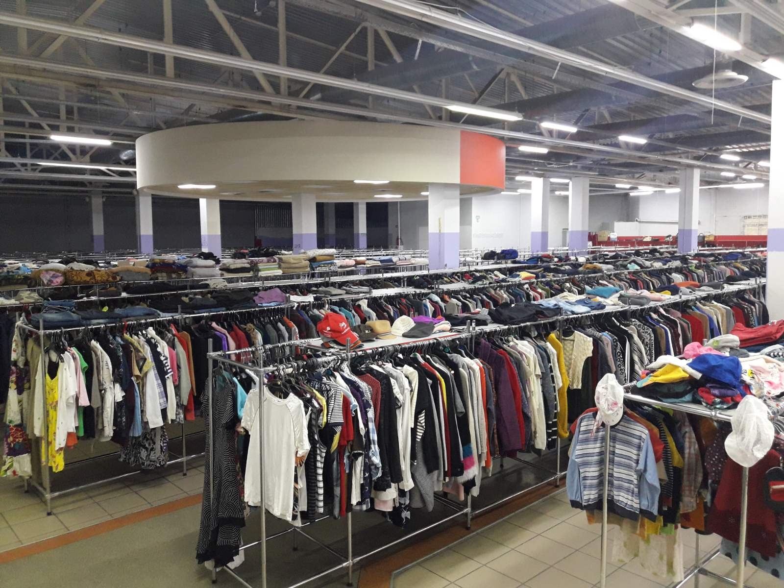 Де у Вінниці біженці можуть безкоштовно отримати одяг та взуття