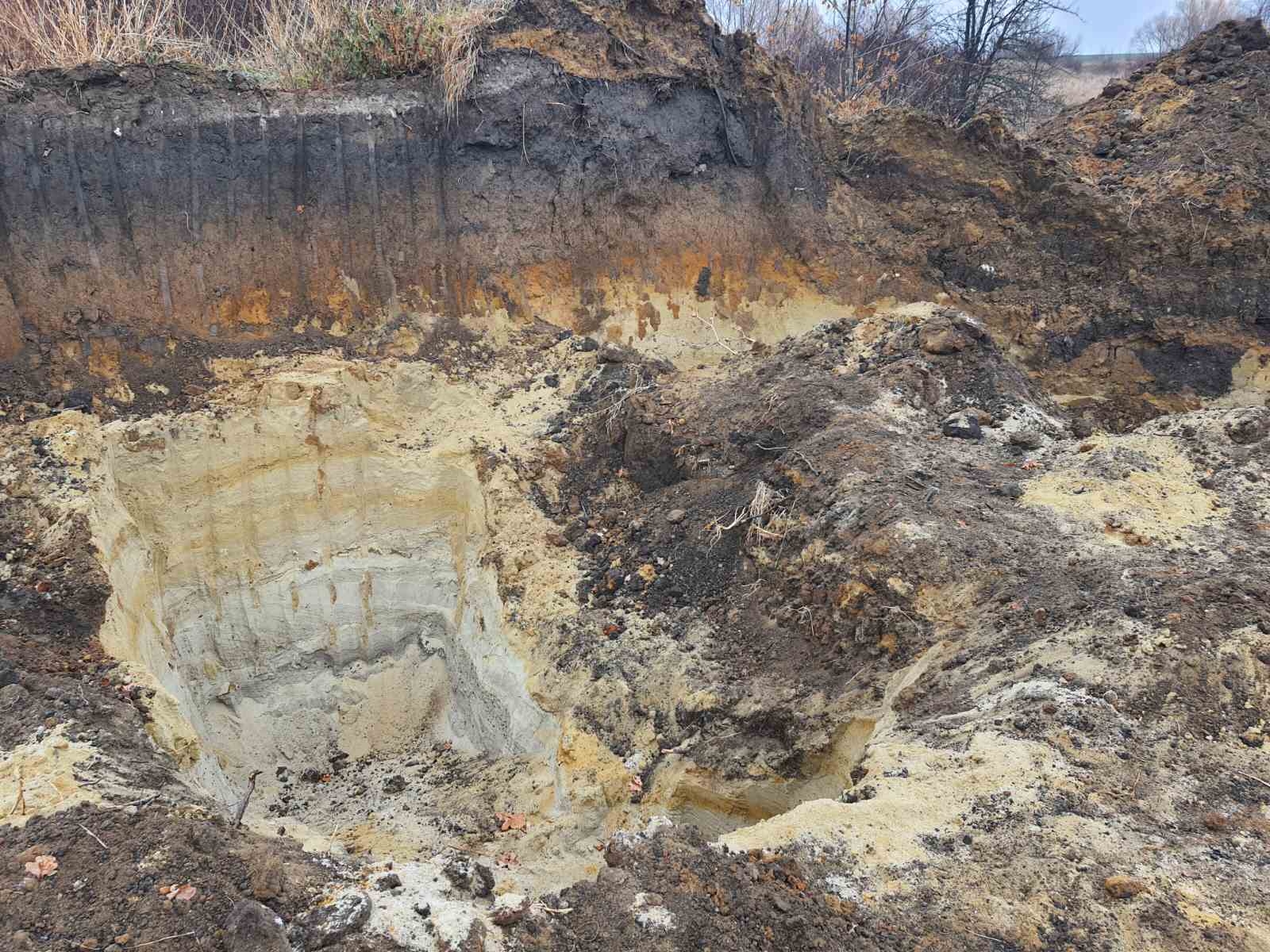 Вивозили вантажівками: у Томашпільському районі незаконно видобували пісок