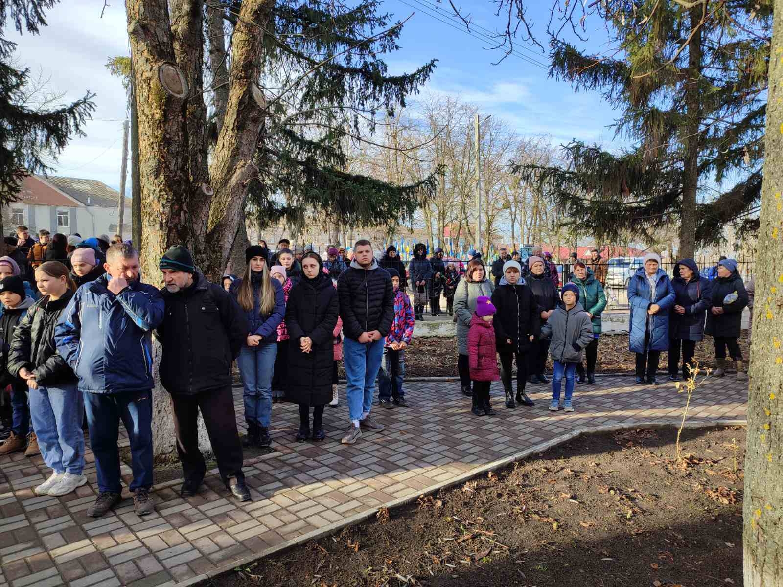 На честь загиблого захисника відкрили меморіальну дошку в Студенянській громаді