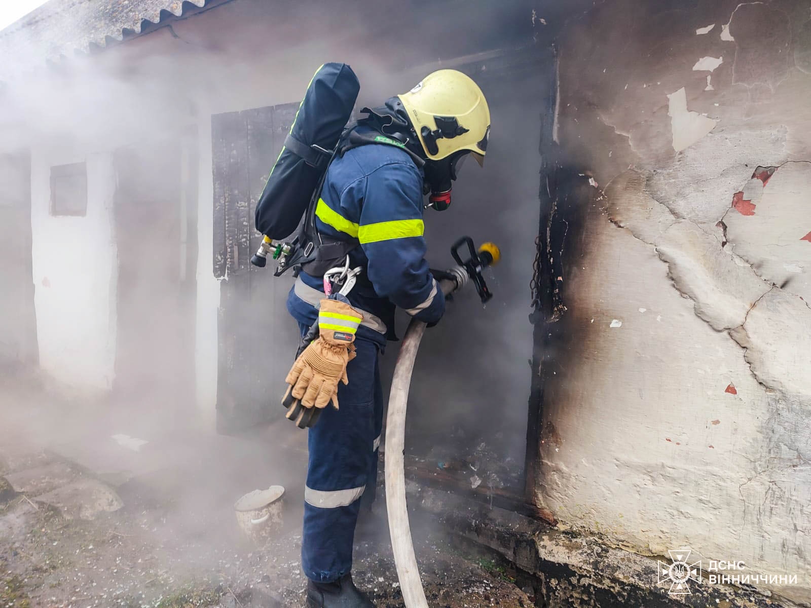 На Вінниччині авто та кілька господарчих споруд