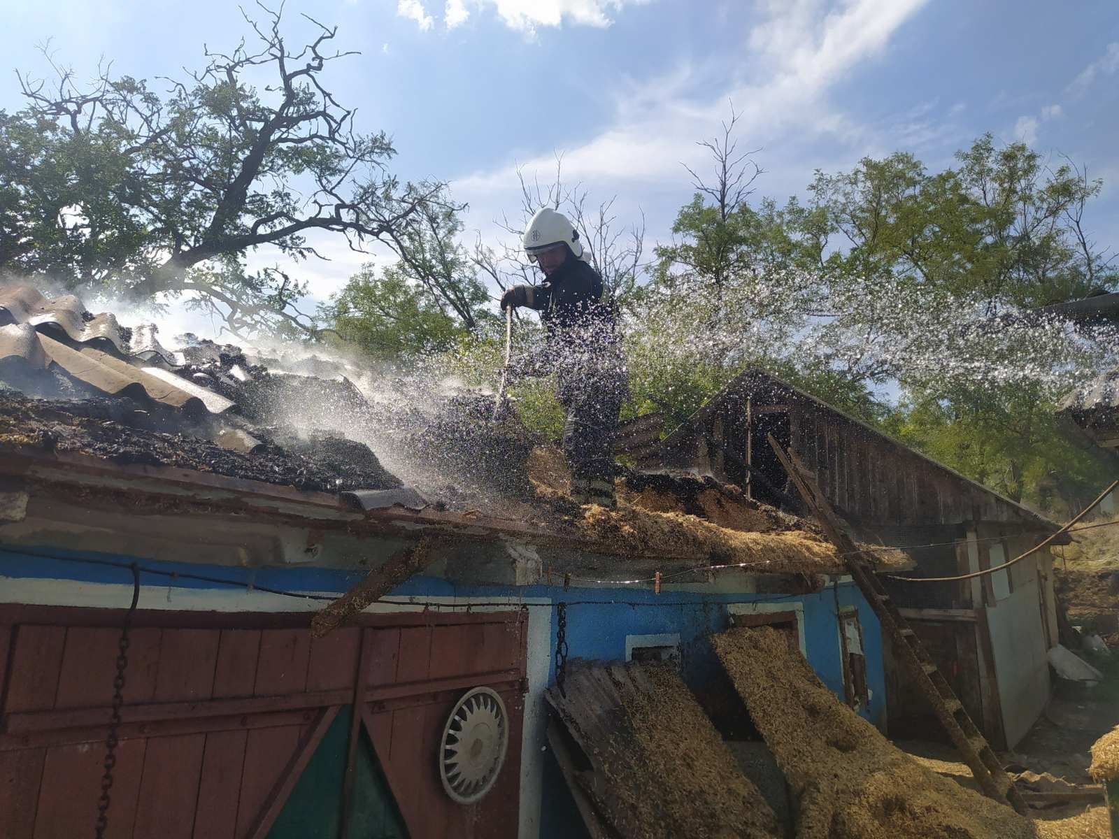 У селі Ямпільської громади згоріла господарська будівля з сіном