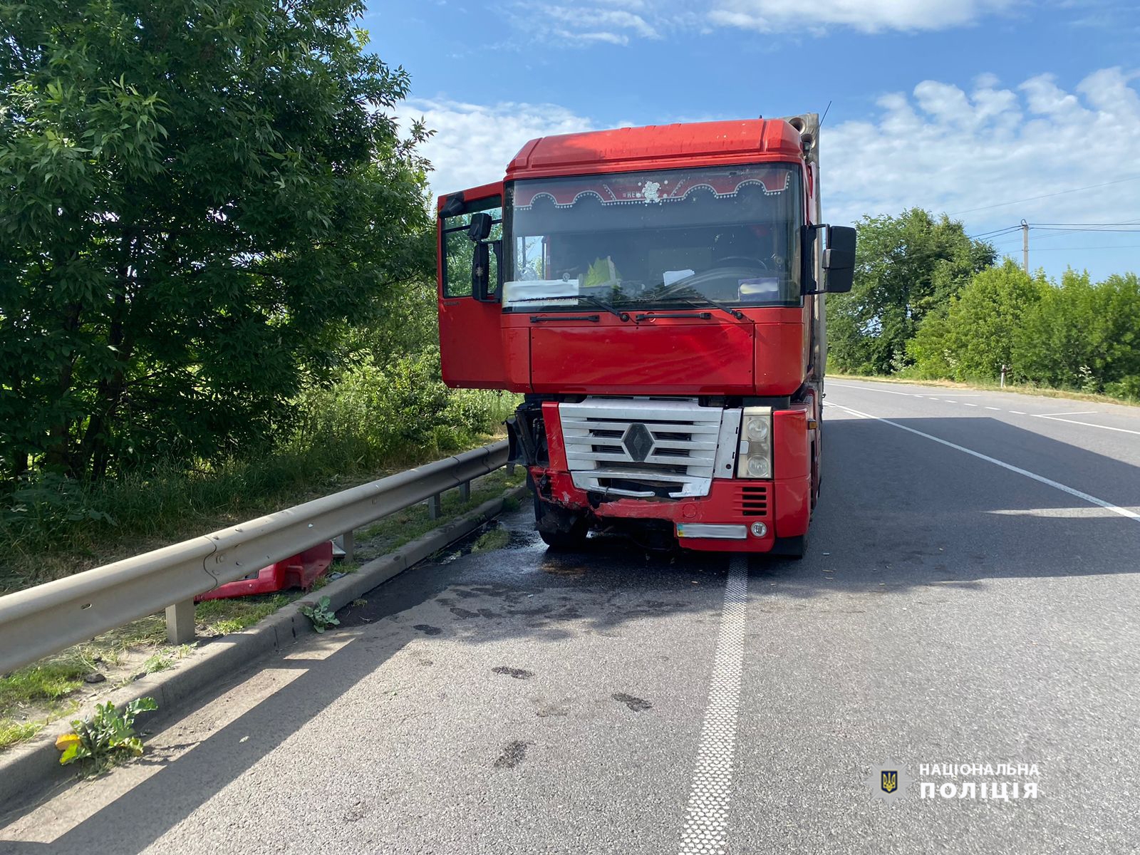 На Вінниччині водій Volkwagen виїхав на зустрічку та врізався у вантажівку