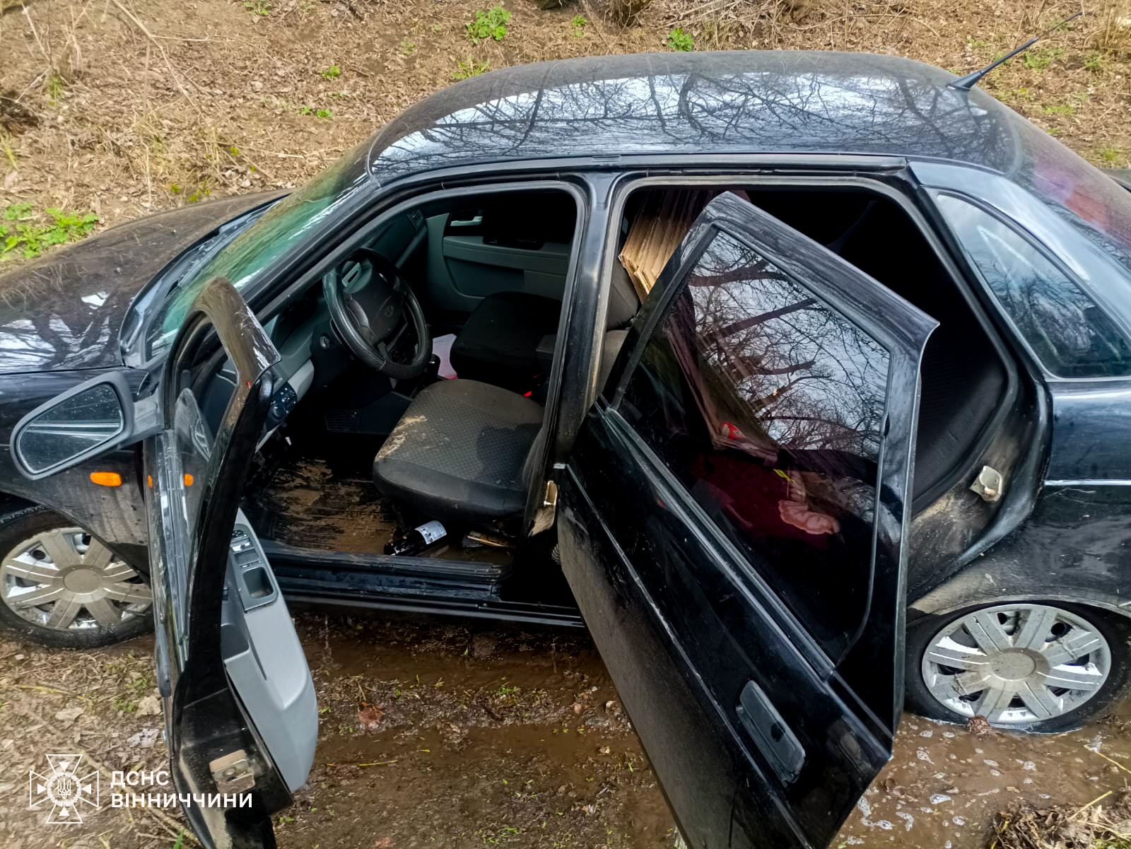 У Погребищенській громаді водій хотів перетнути річку на авто та застряг посеред водойми