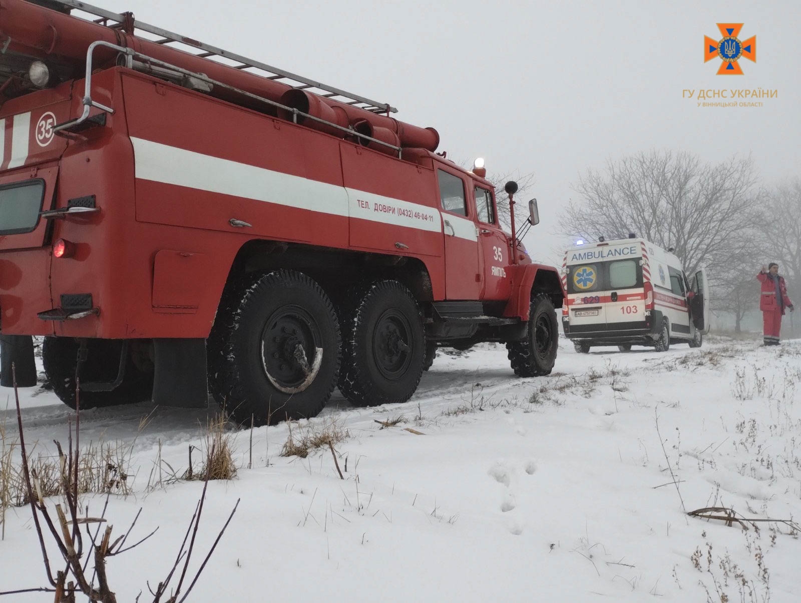 Рятувальники у Ямпільській громаді витягли з кювету "швидку" 