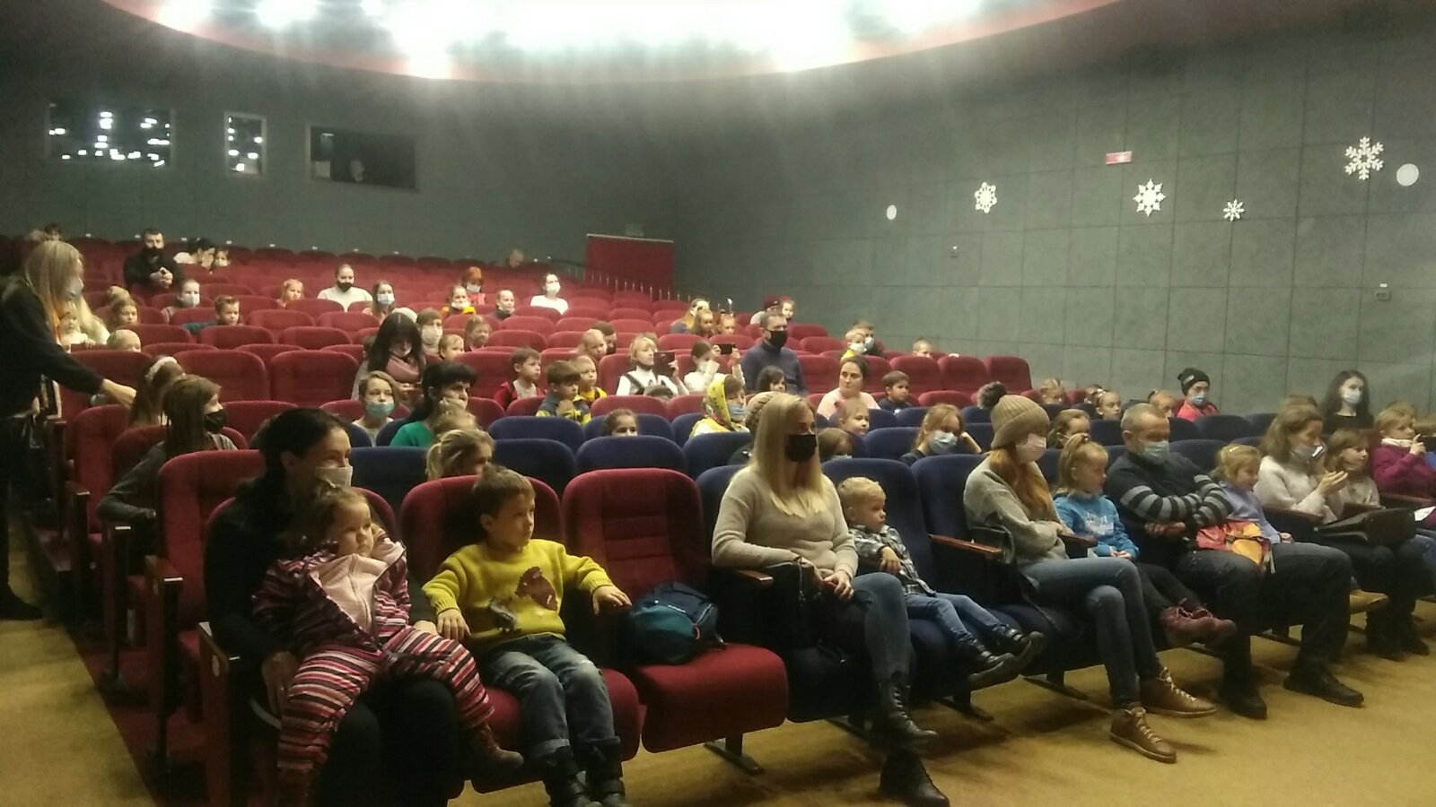 Новорічні вистави в Ляльковому театрі відвідали 300 діток з багатодітних родин