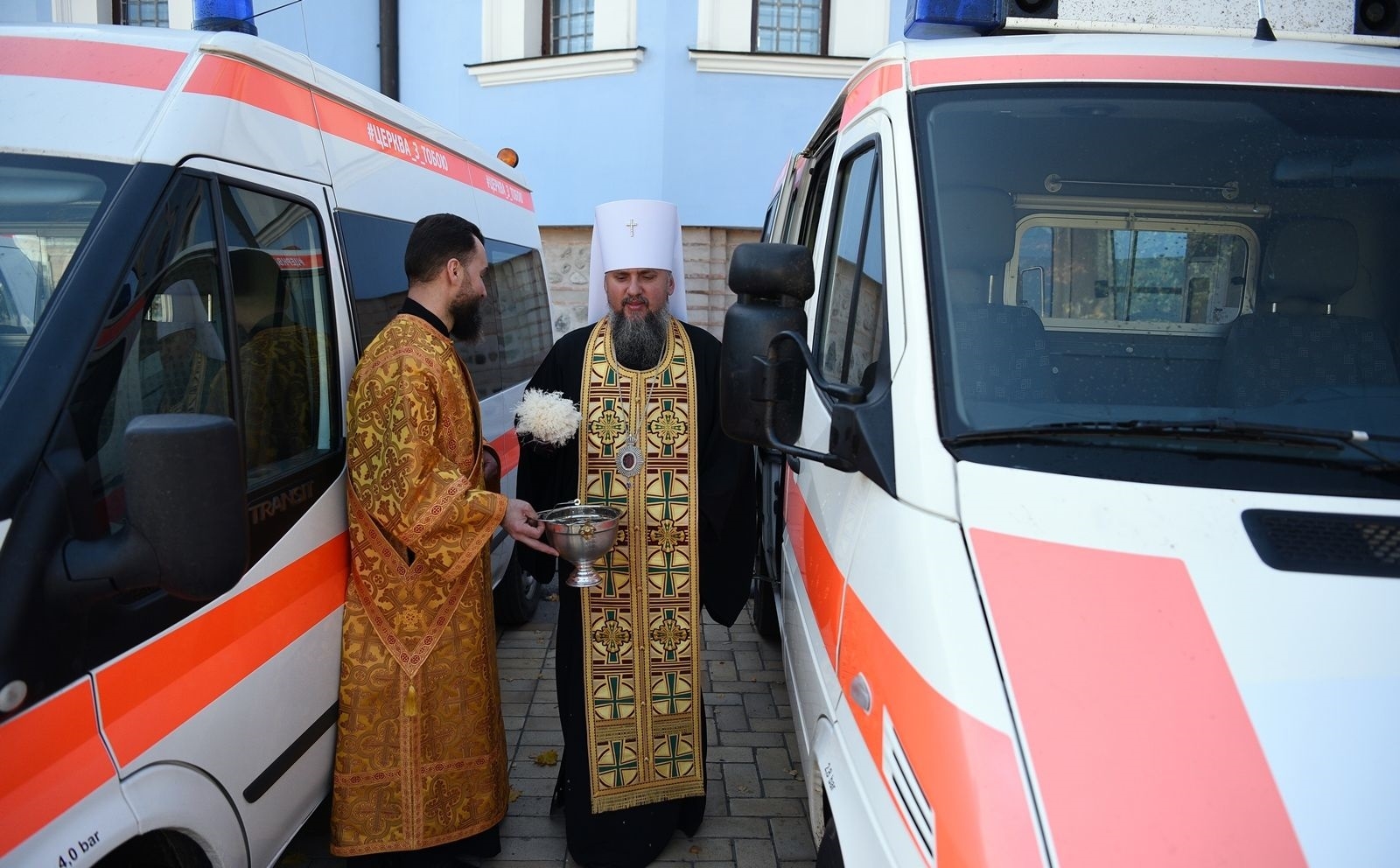 У Києві освятили автомобілі, які передали вінницькому військовому шпиталю