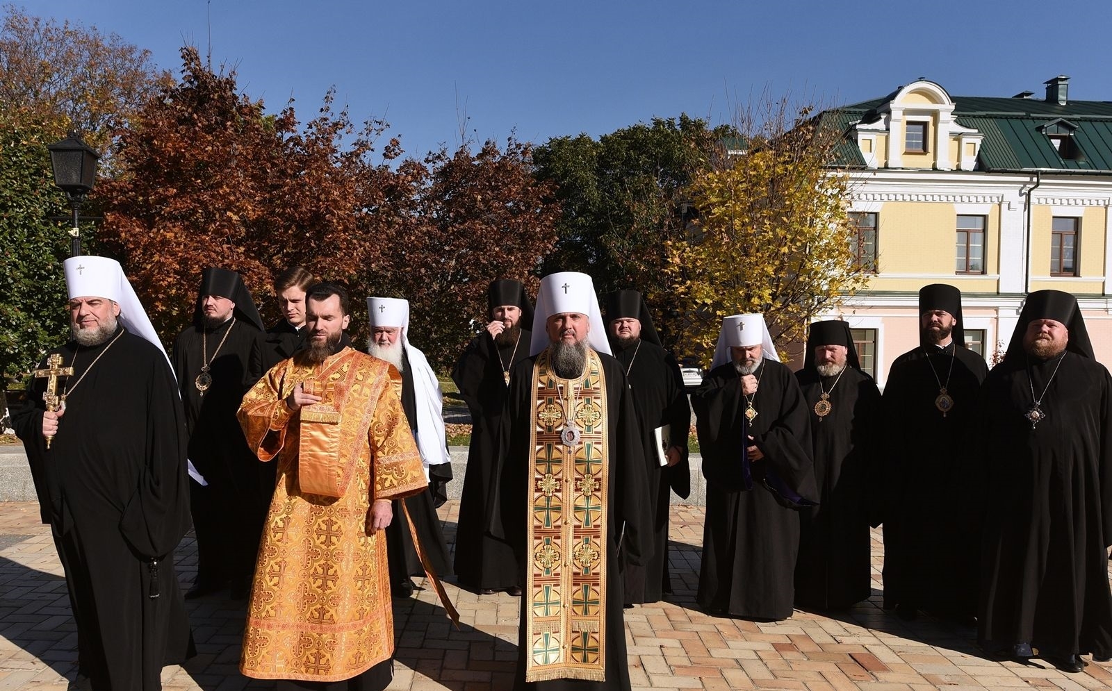 У Києві освятили автомобілі, які передали вінницькому військовому шпиталю