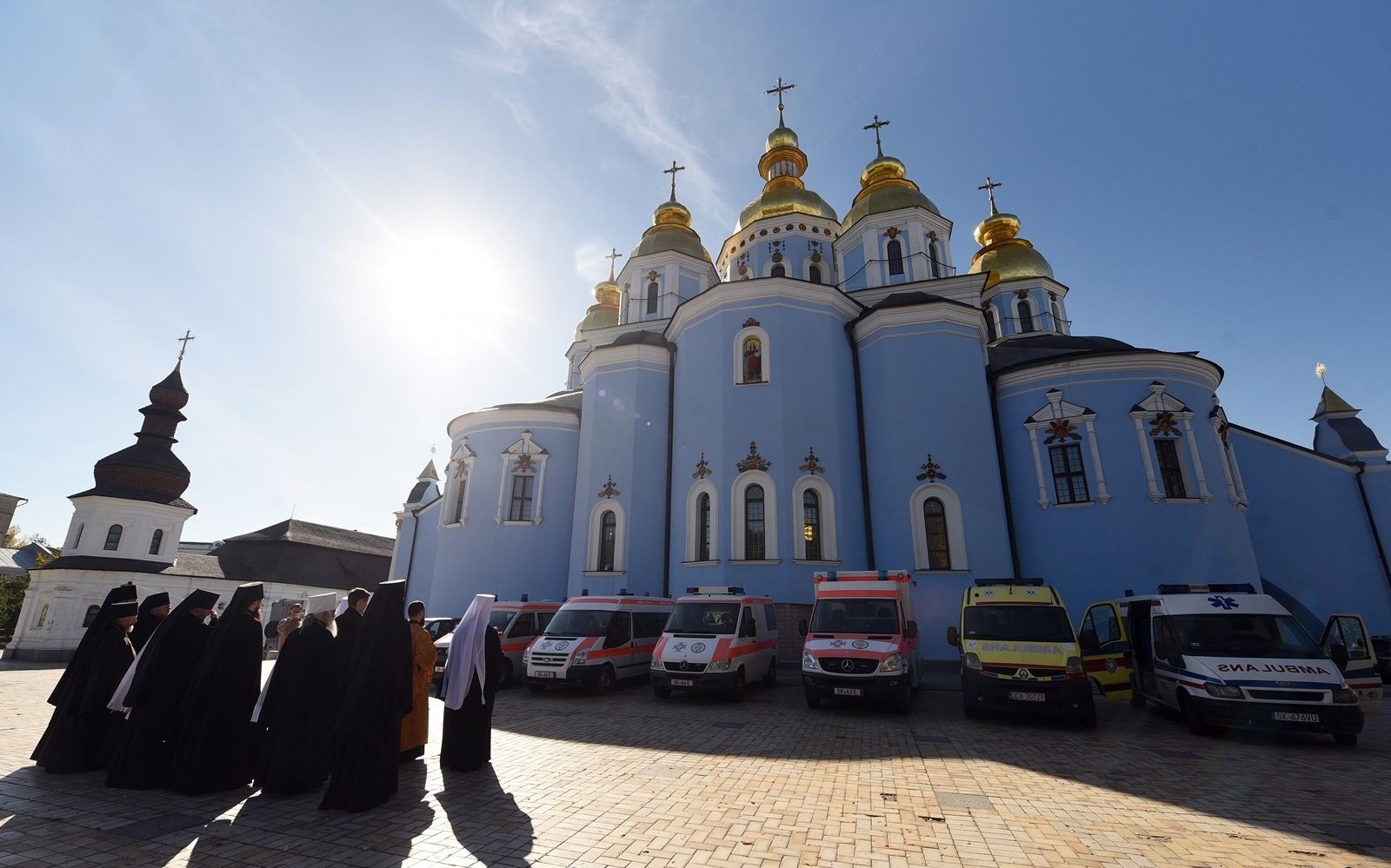 У Києві освятили автомобілі, які передали вінницькому військовому шпиталю