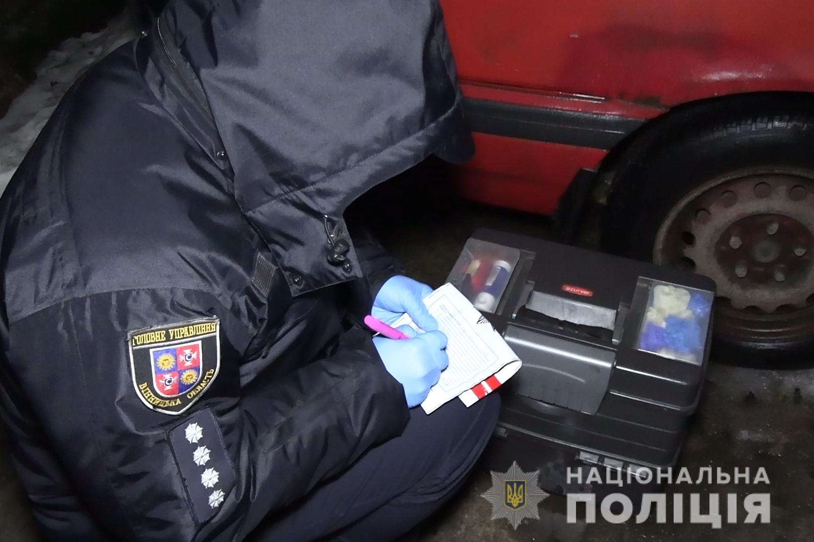 У Вінниці озброєні молодики обікрали вінничанина та вимагали в нього додатково 20 тисяч гривень
