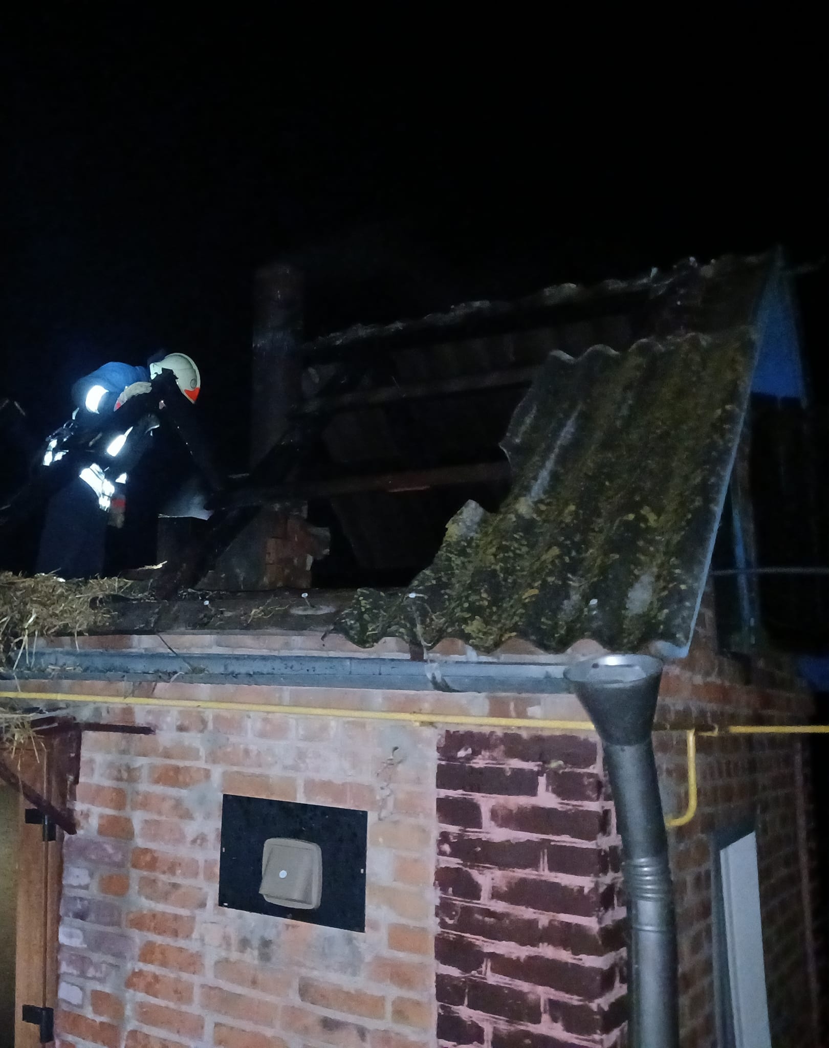 У Турбові рятувальники загасили пожежу - горіла літня кухня