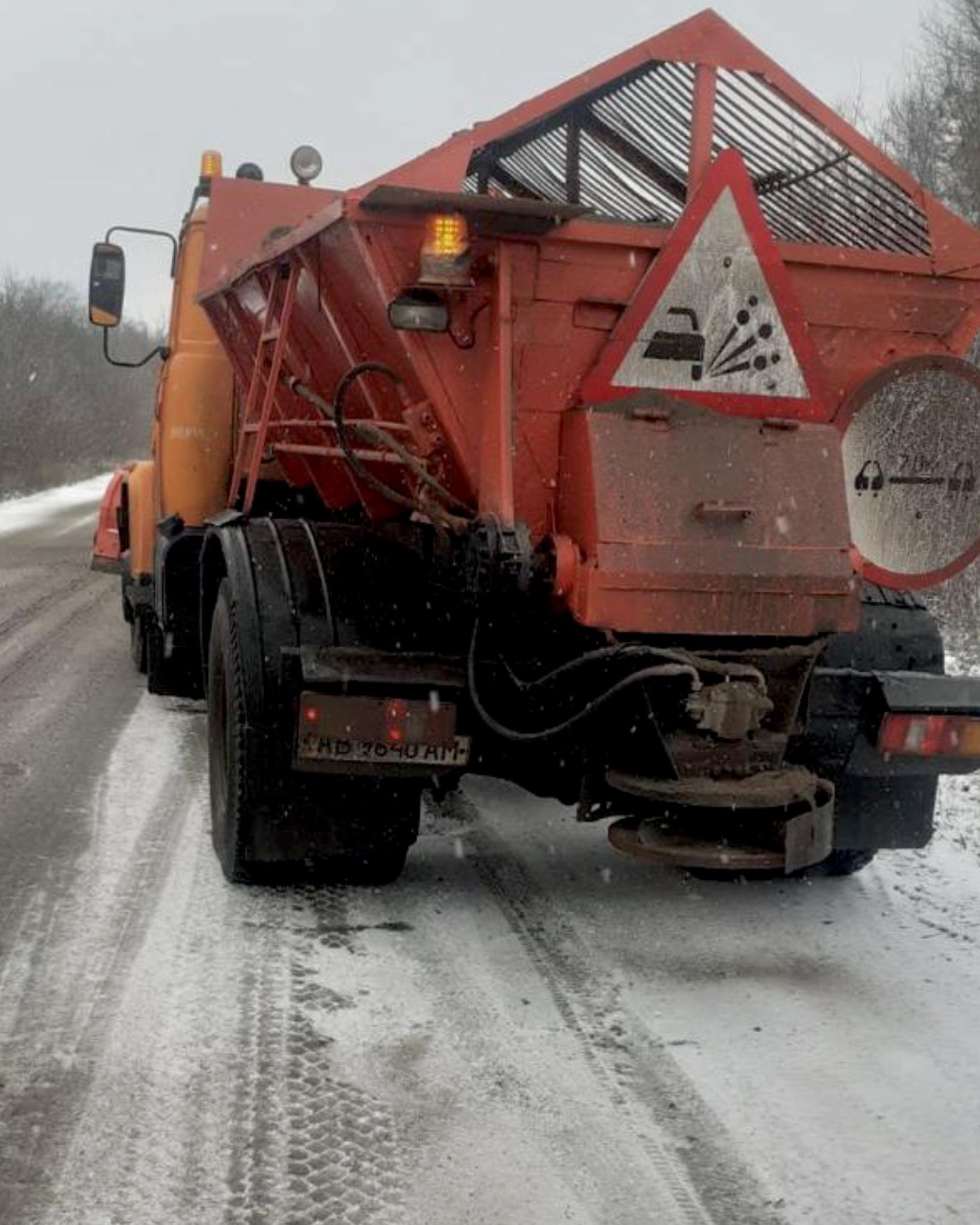 На дорогах Вінниччини цілодобово працює спецтехніка: дорожники готові до негоди