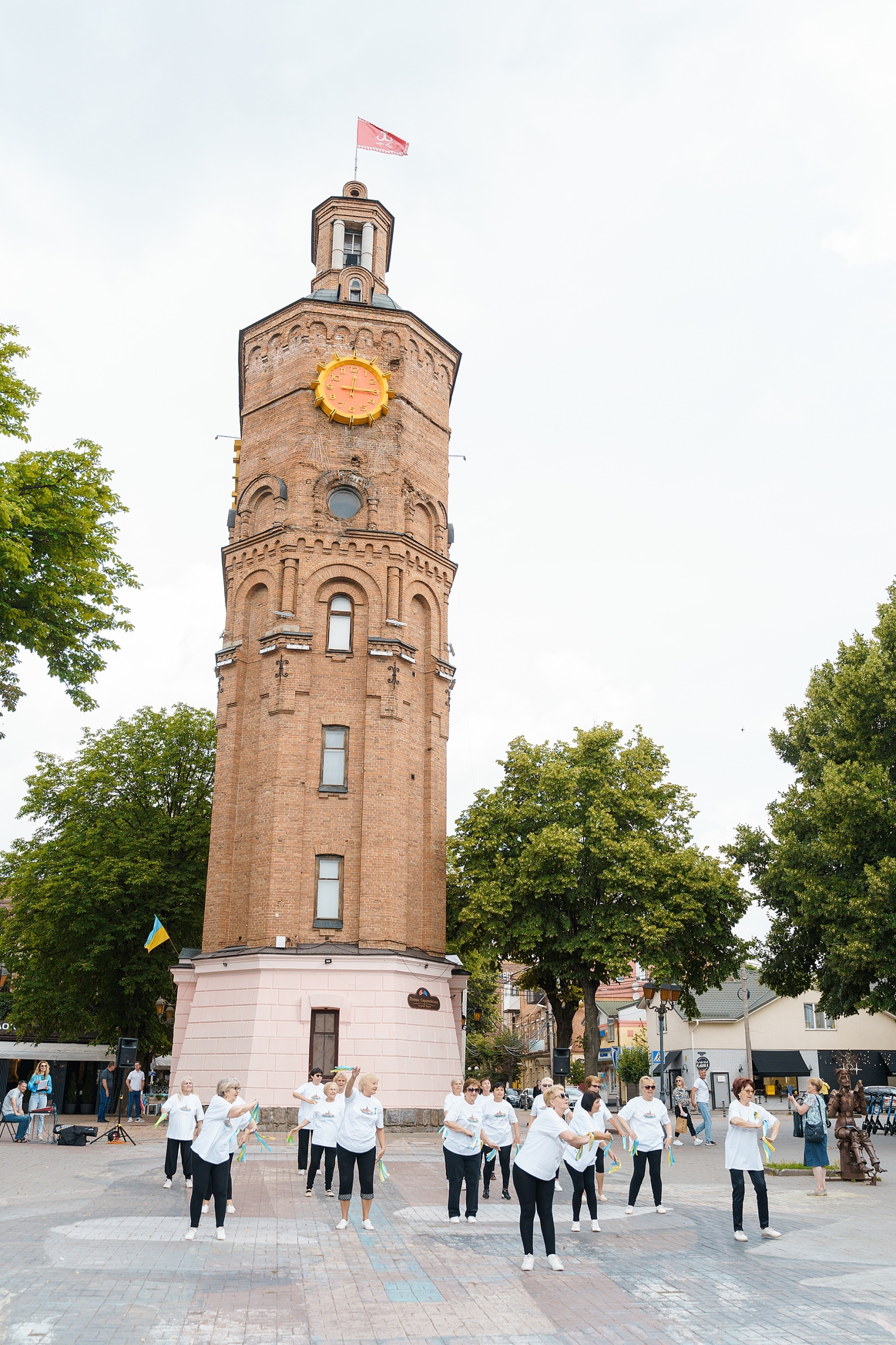 Підопічні вінницького Терцентру провели благодійний ярмарок на підтримку ЗСУ