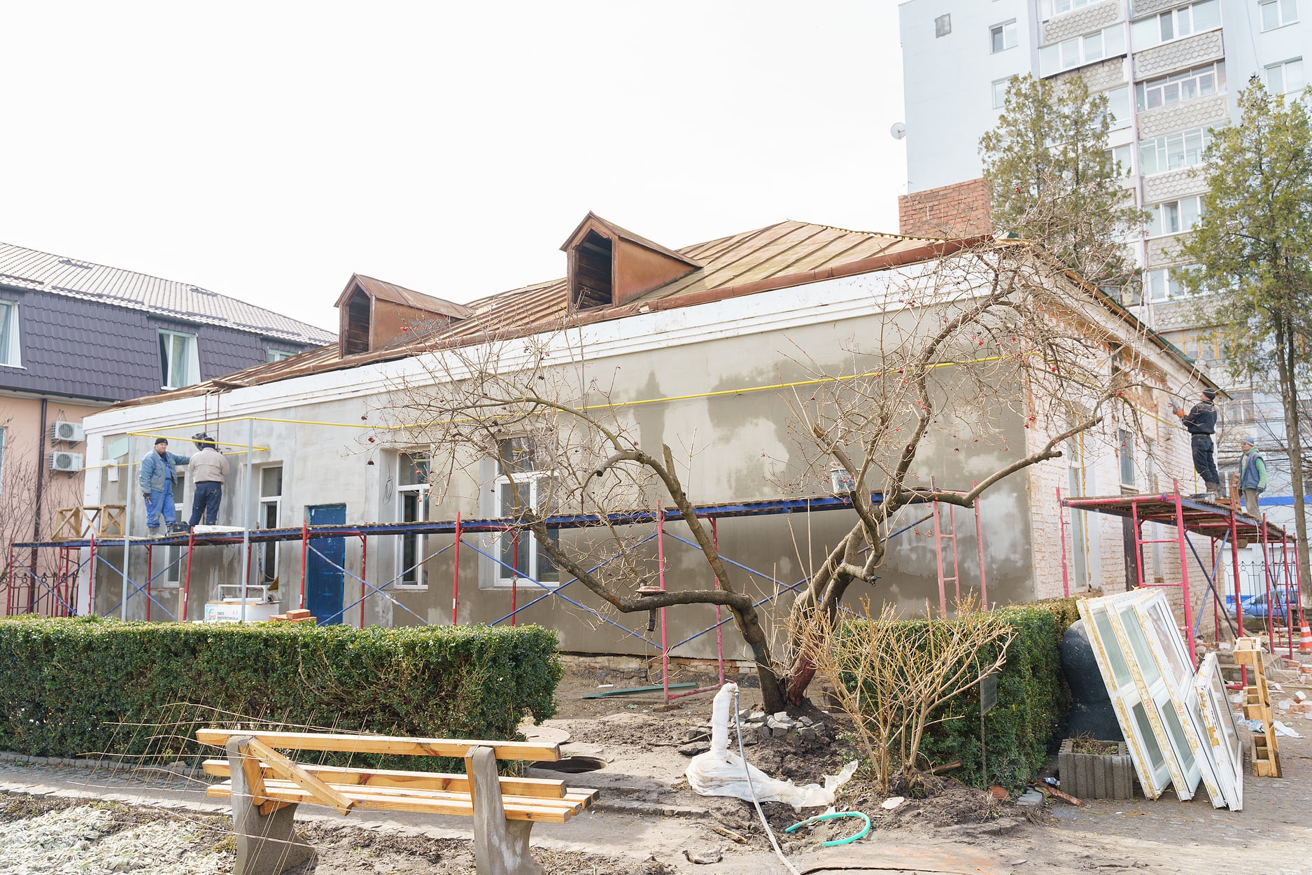 В адмінбудівлі музею-садиби Коцюбинського частково перекрили дах та підготували фундамент під нову веранду