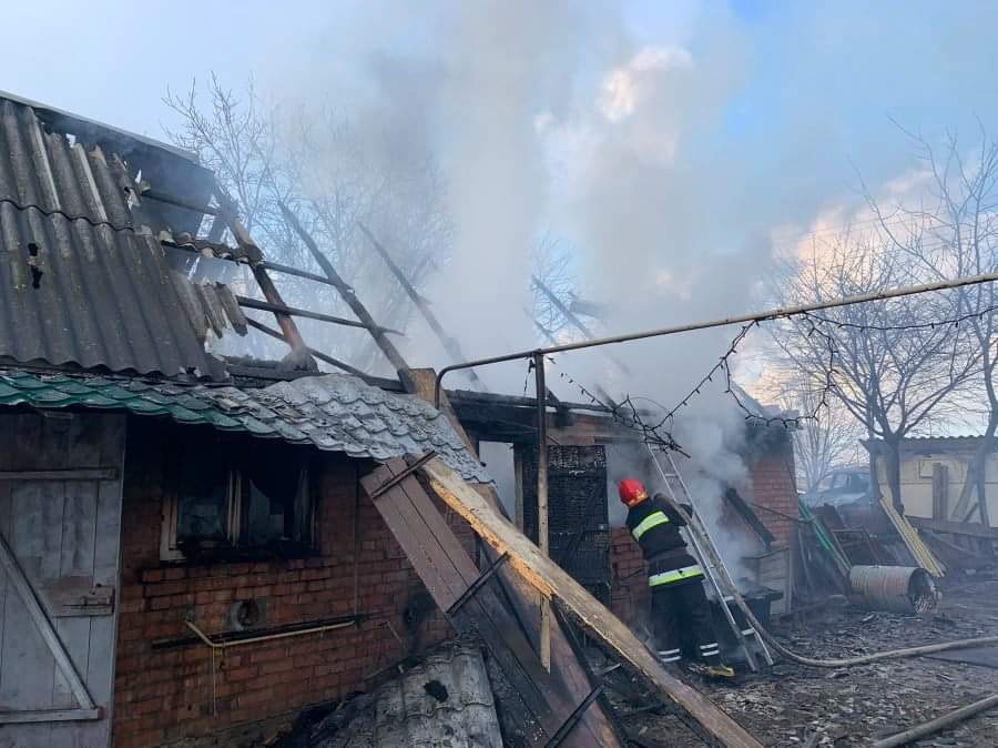 В Ільківці вщент вигорів гараж із автомобілем всередині