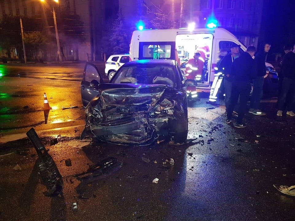 У Вінниці зіштовхнулись Volkswagen та Skoda. Один із водіїв у лікарні
