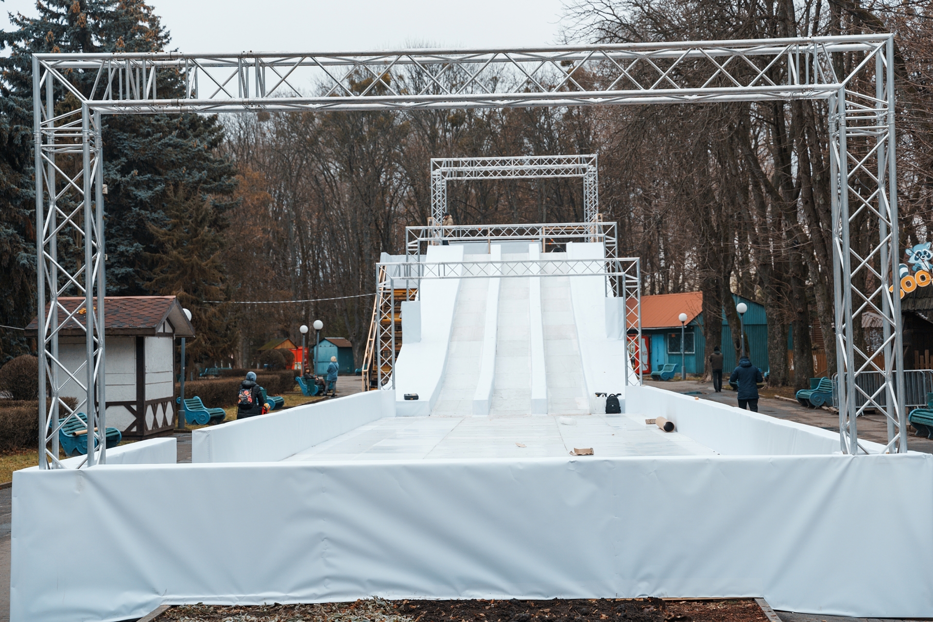 Льодова ковзанка, атракціони та ярмарок у Вінниці відкрилось Зимове містечко