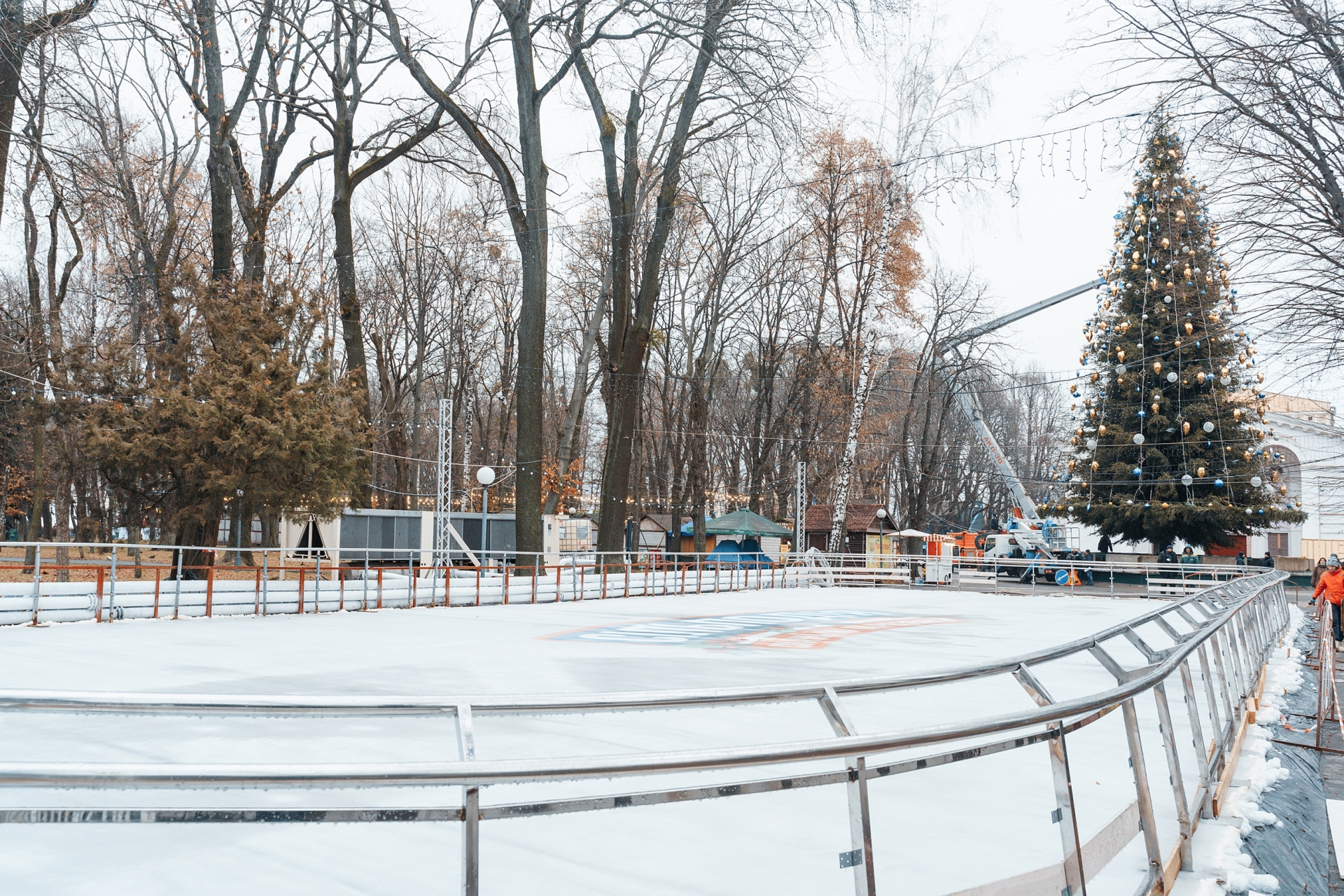 Льодова ковзанка, атракціони та ярмарок у Вінниці відкрилось Зимове містечко