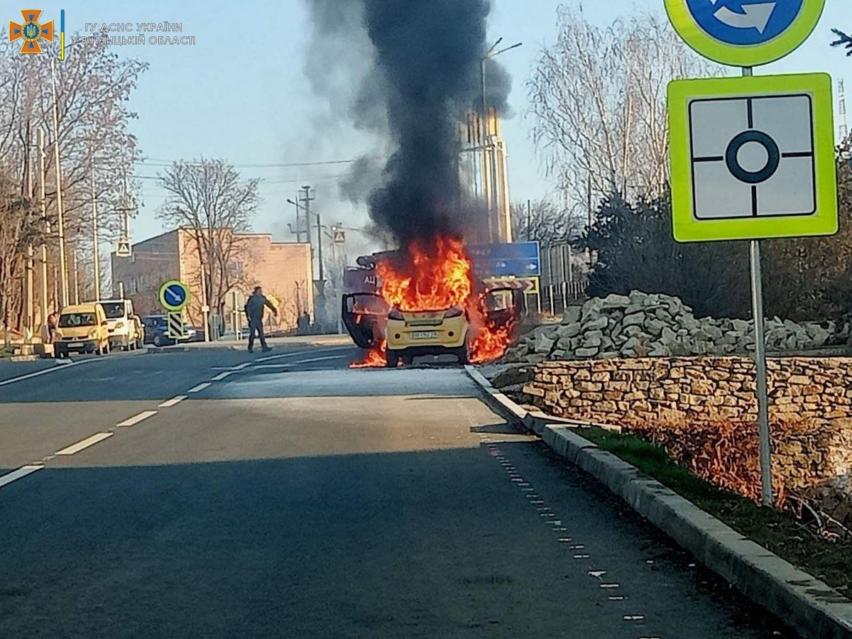 У Могилів-Подільському районі зайнявся електроавтомобіль салон вигорів вщент