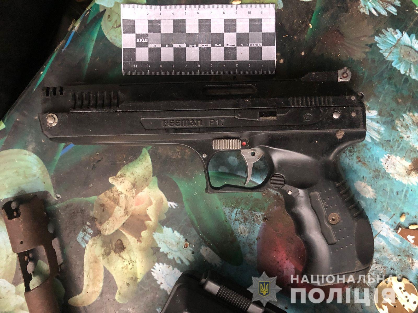 У Погребищенській громаді підпільний зброяр “клепав” пістолети