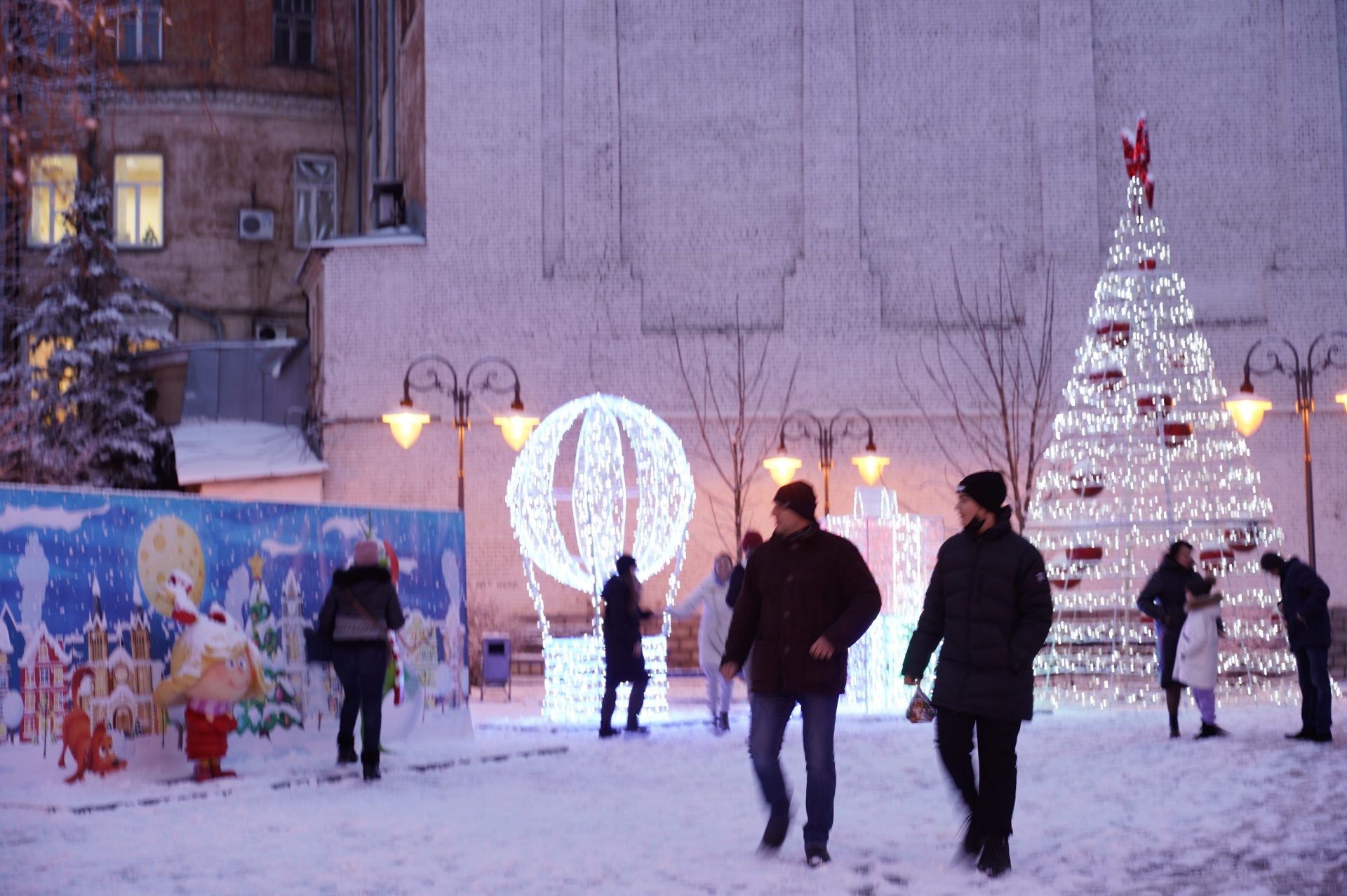 У Вінниці на Майдані Незалежності встановили яскраві новорічні фотозони