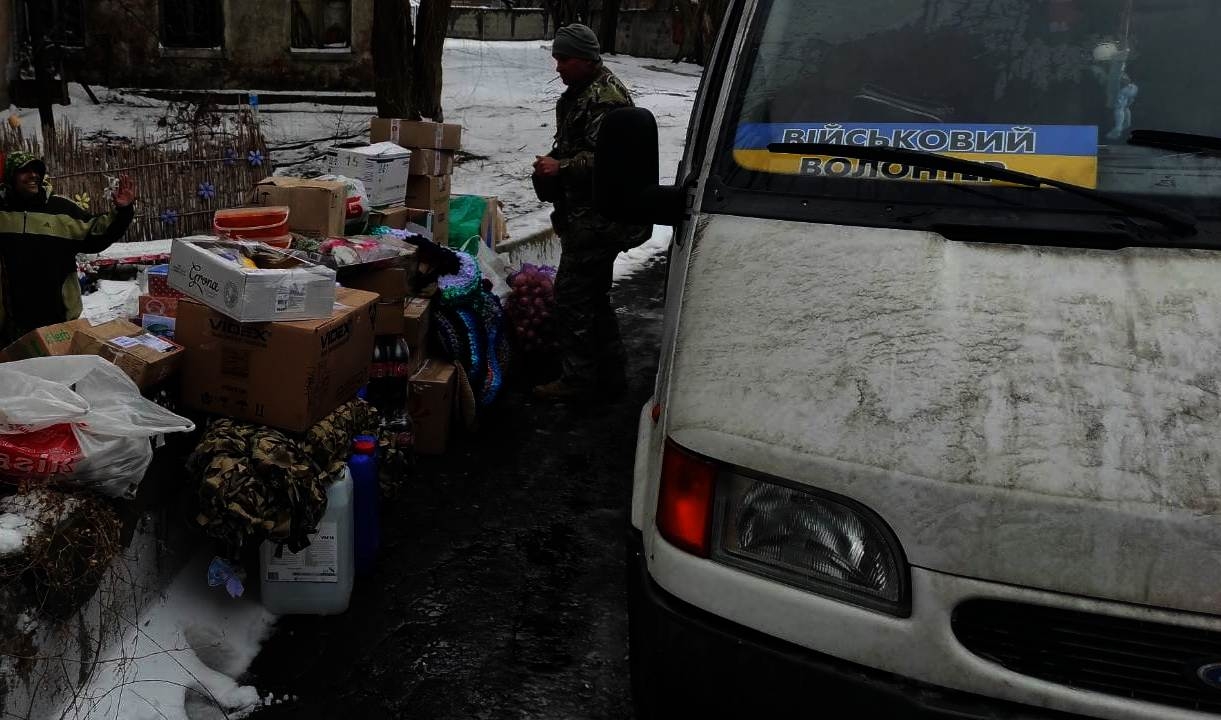 Волонтери з Вінниччини привезли на передову подарунки та харчі