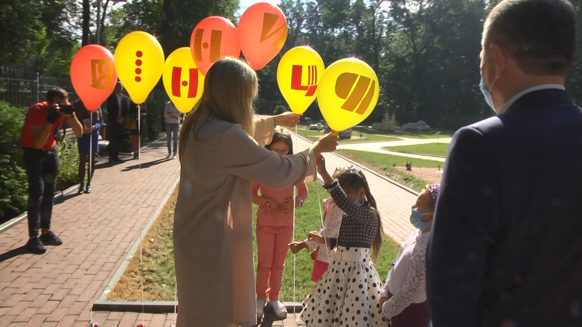 дівчатка склали слово Вінниця з повітряних кульок