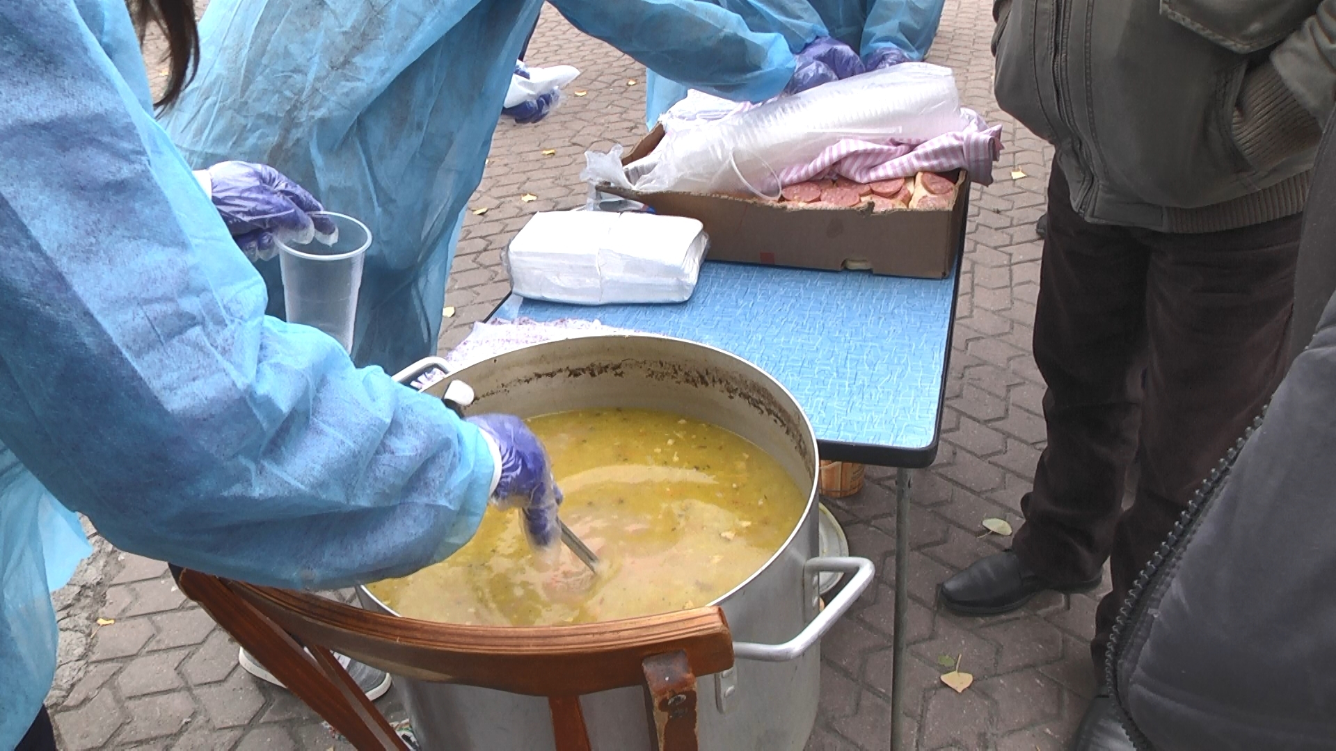 обід для тих хто опинився на вулиці Вінниця допомога безхатькам